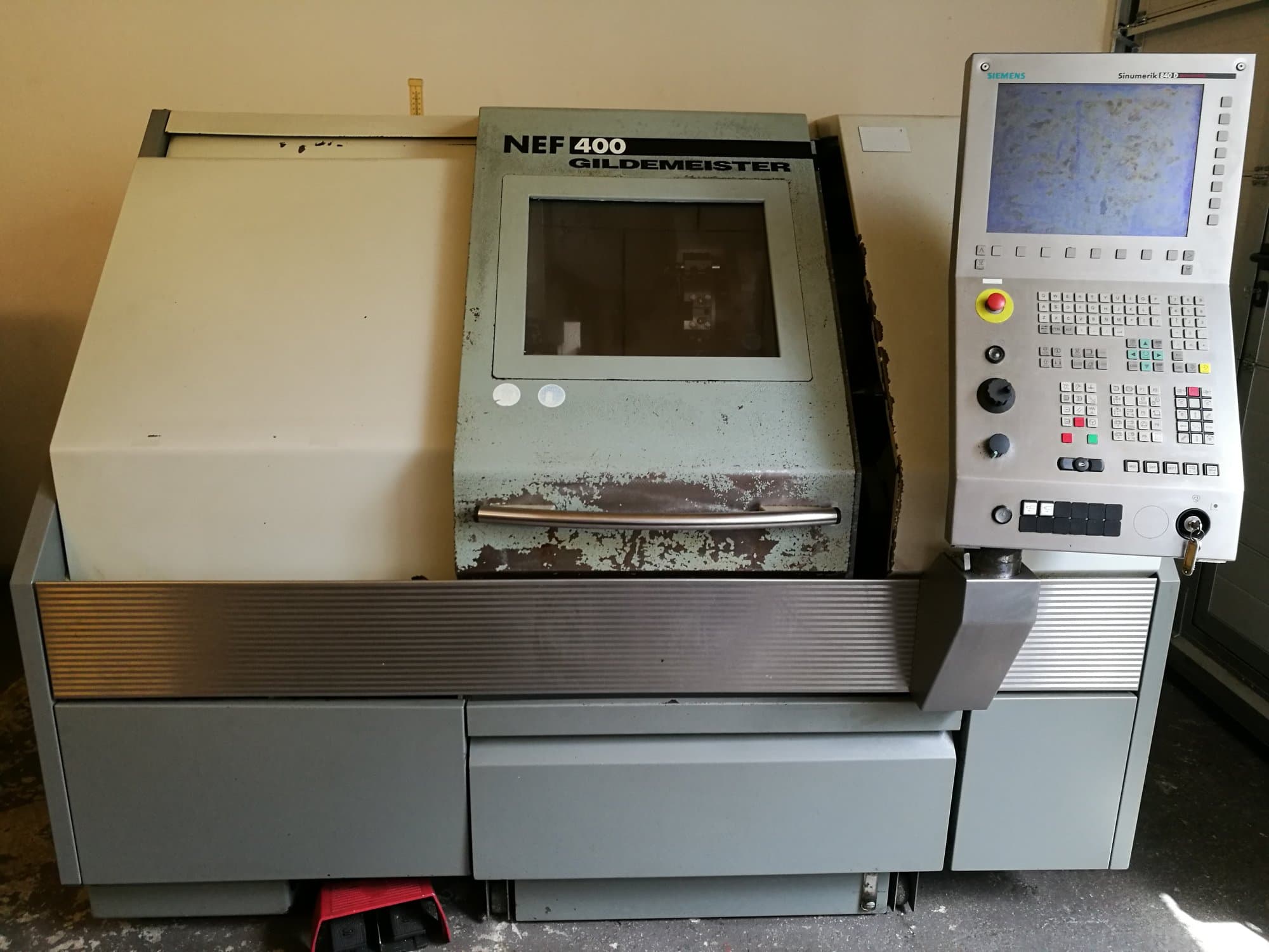 Vista frontal de la máquina Gildemeister NEF 400