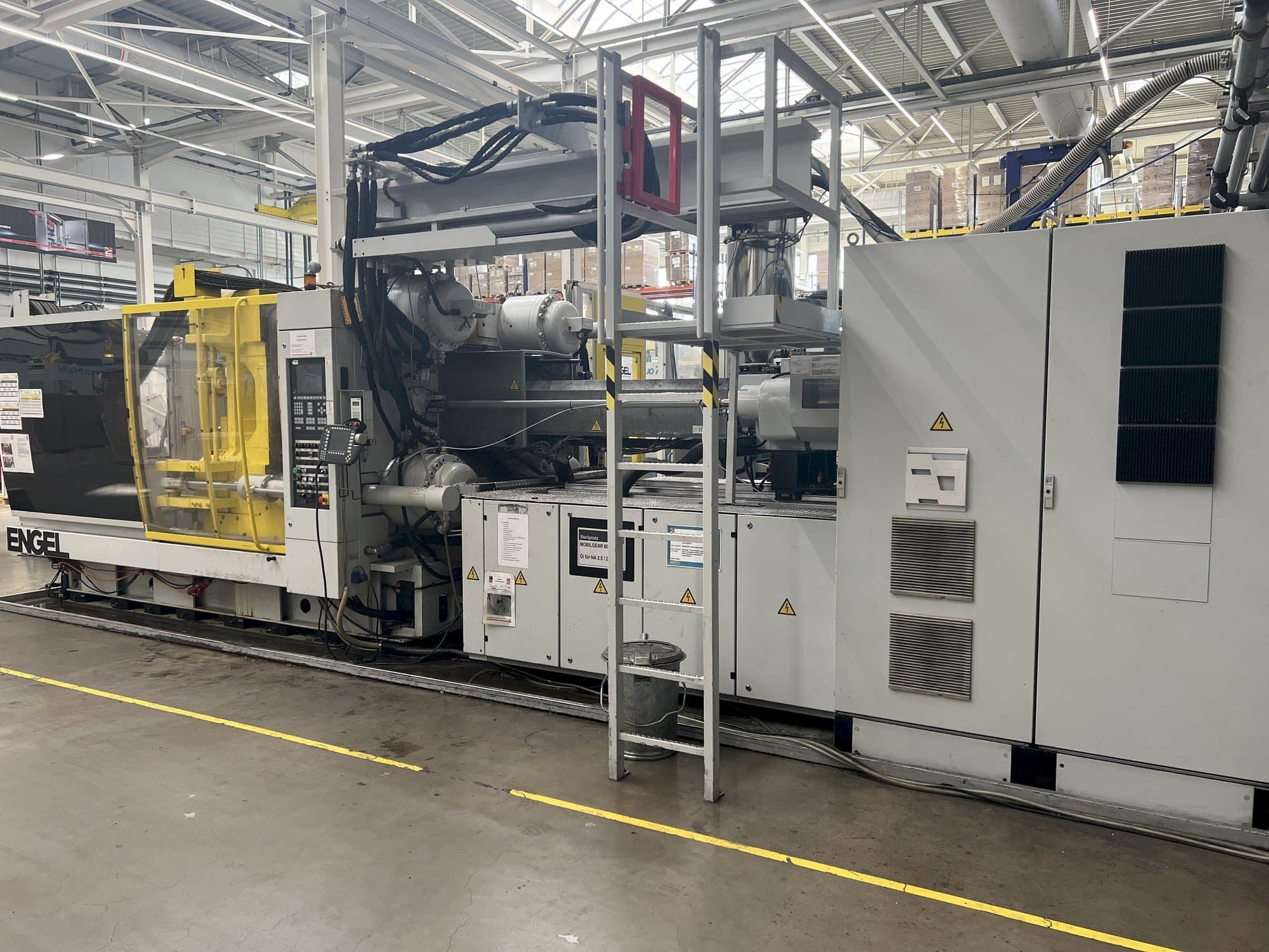 Vista frontal de la máquina Engel Duo 4550/650