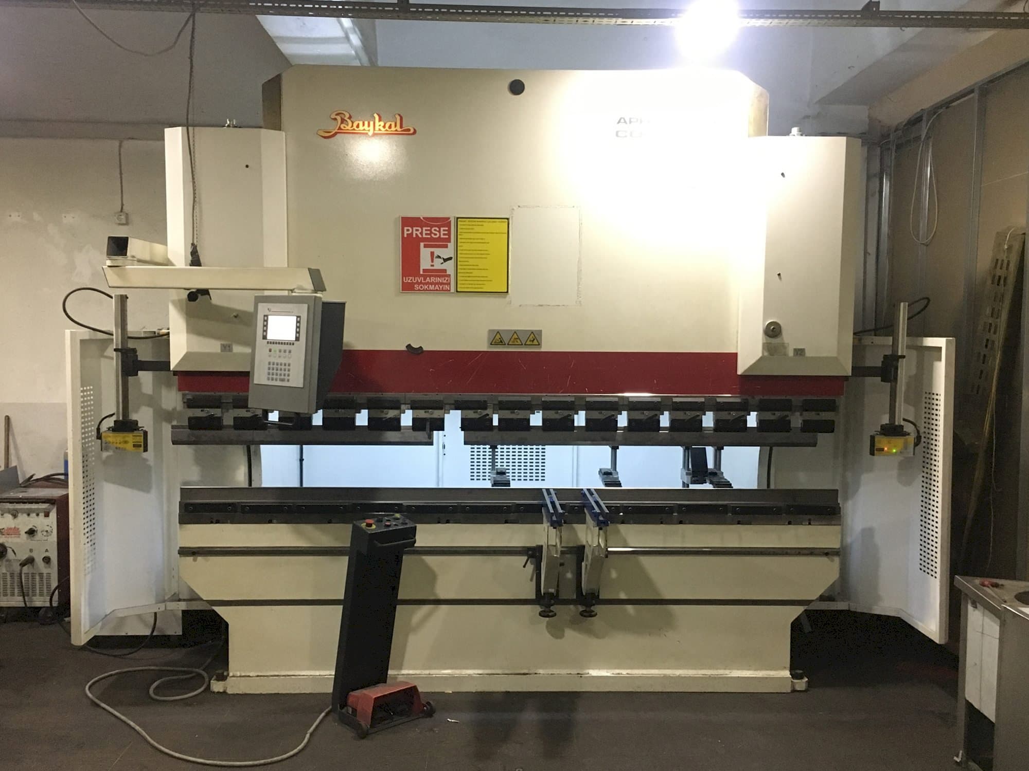 Vista frontal de la máquina Baykal APHS 31120