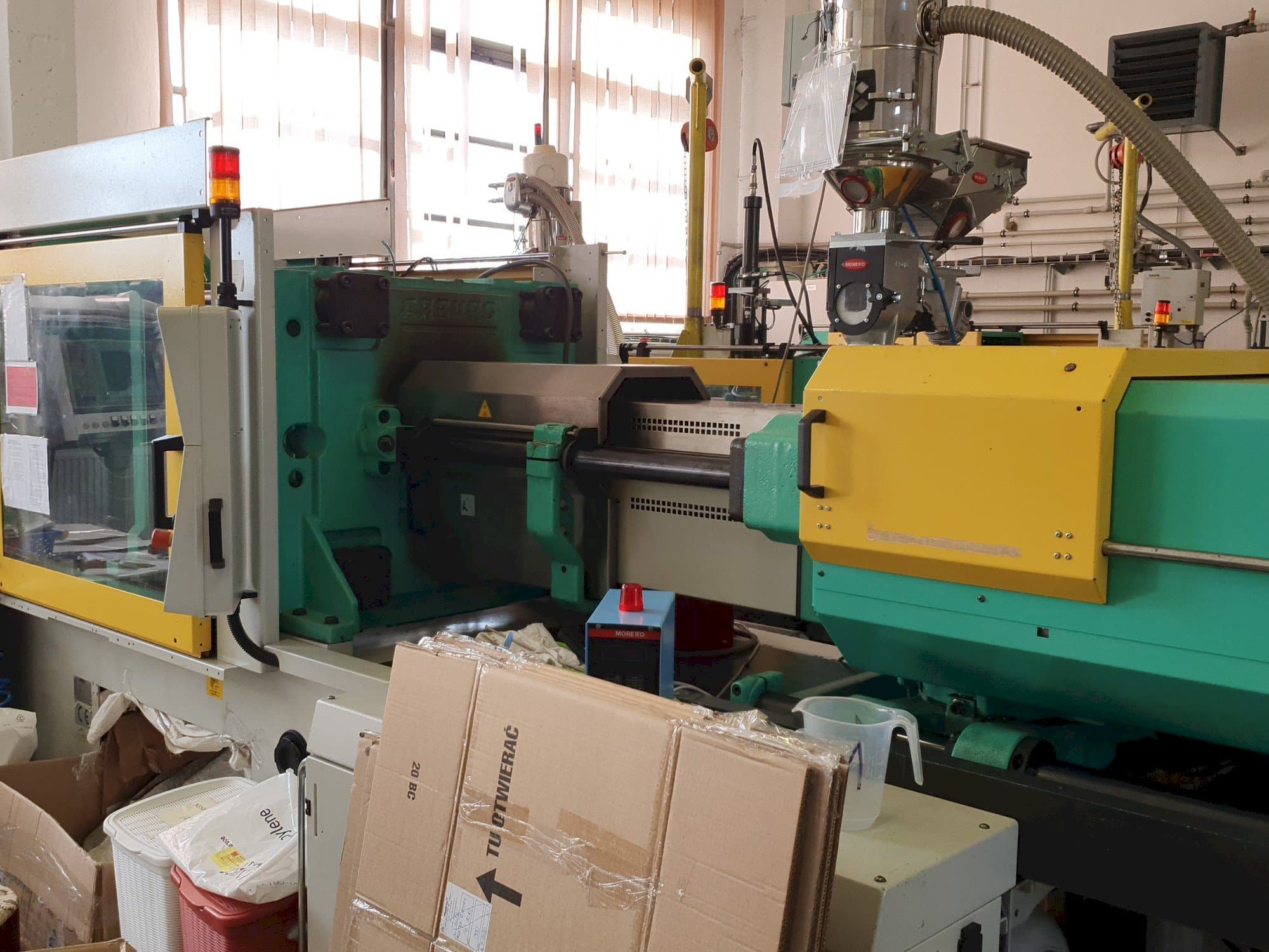 Vista frontal de la máquina Arburg 570C 2200 - 1300