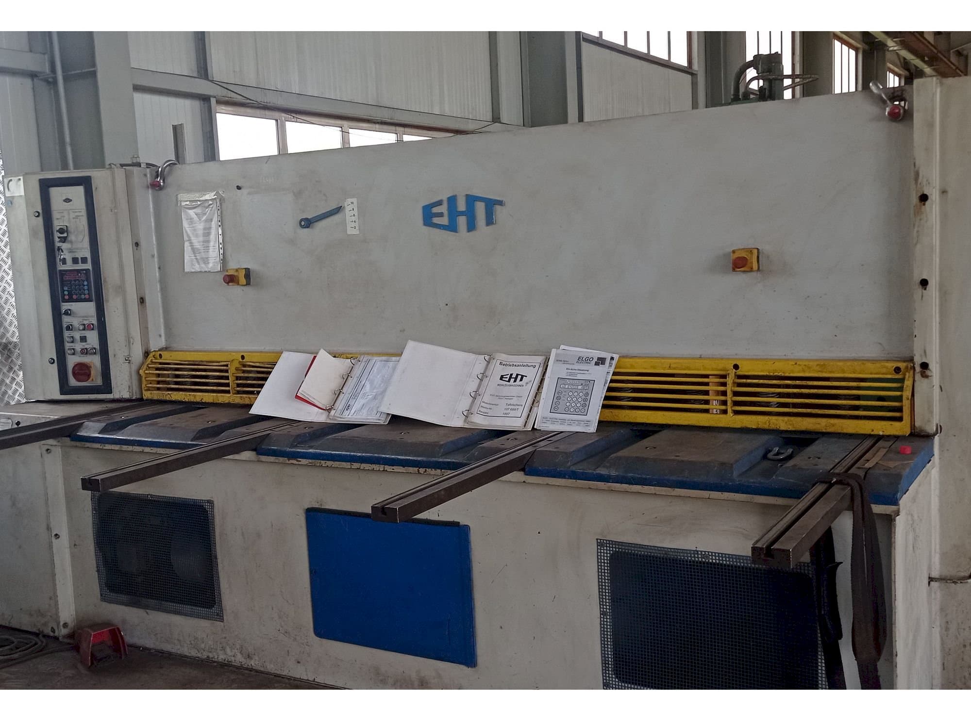 Vista frontal de la máquina EHT Ecocut 10-31