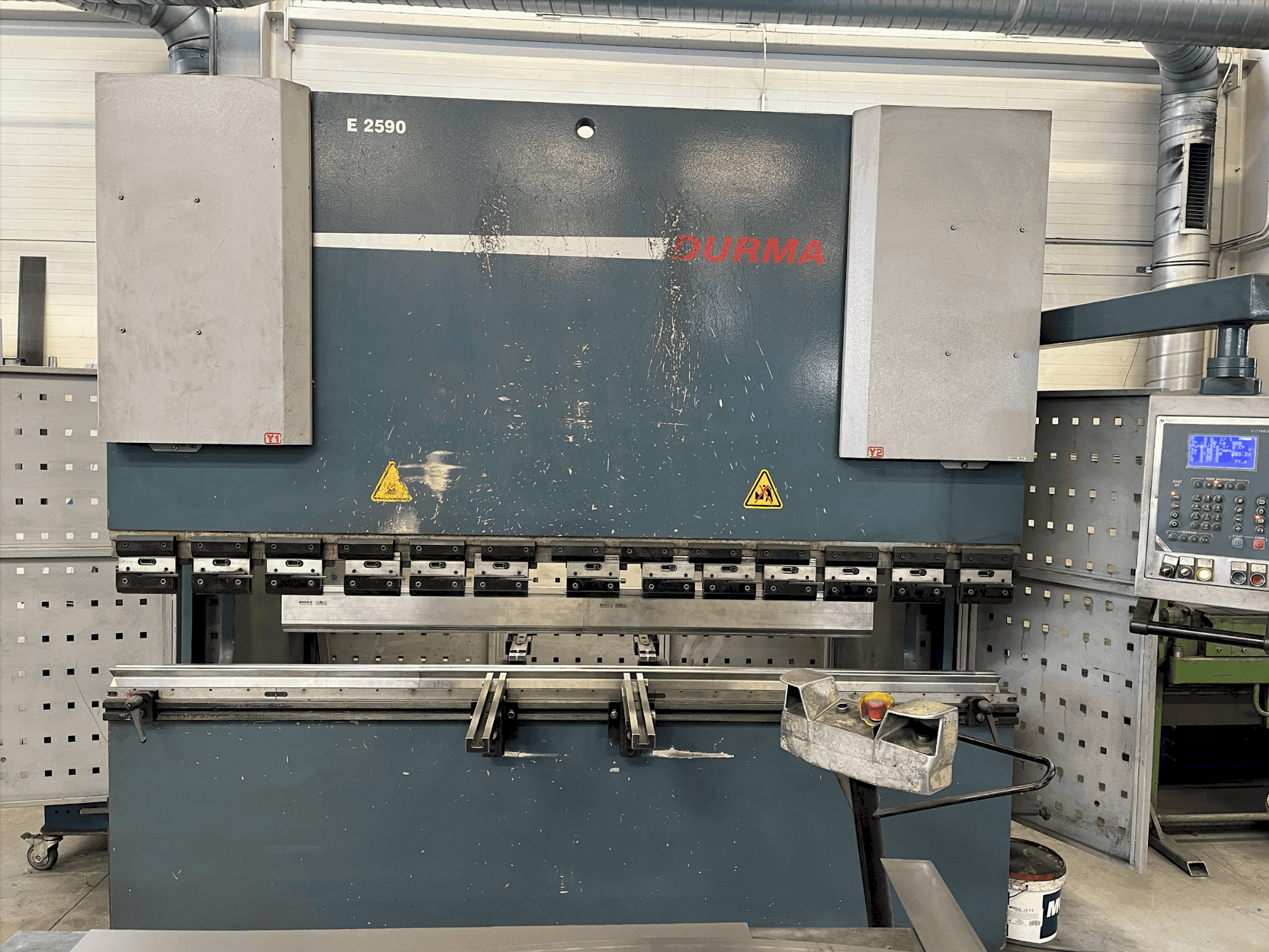 Vista frontal de la máquina Durma E 2590