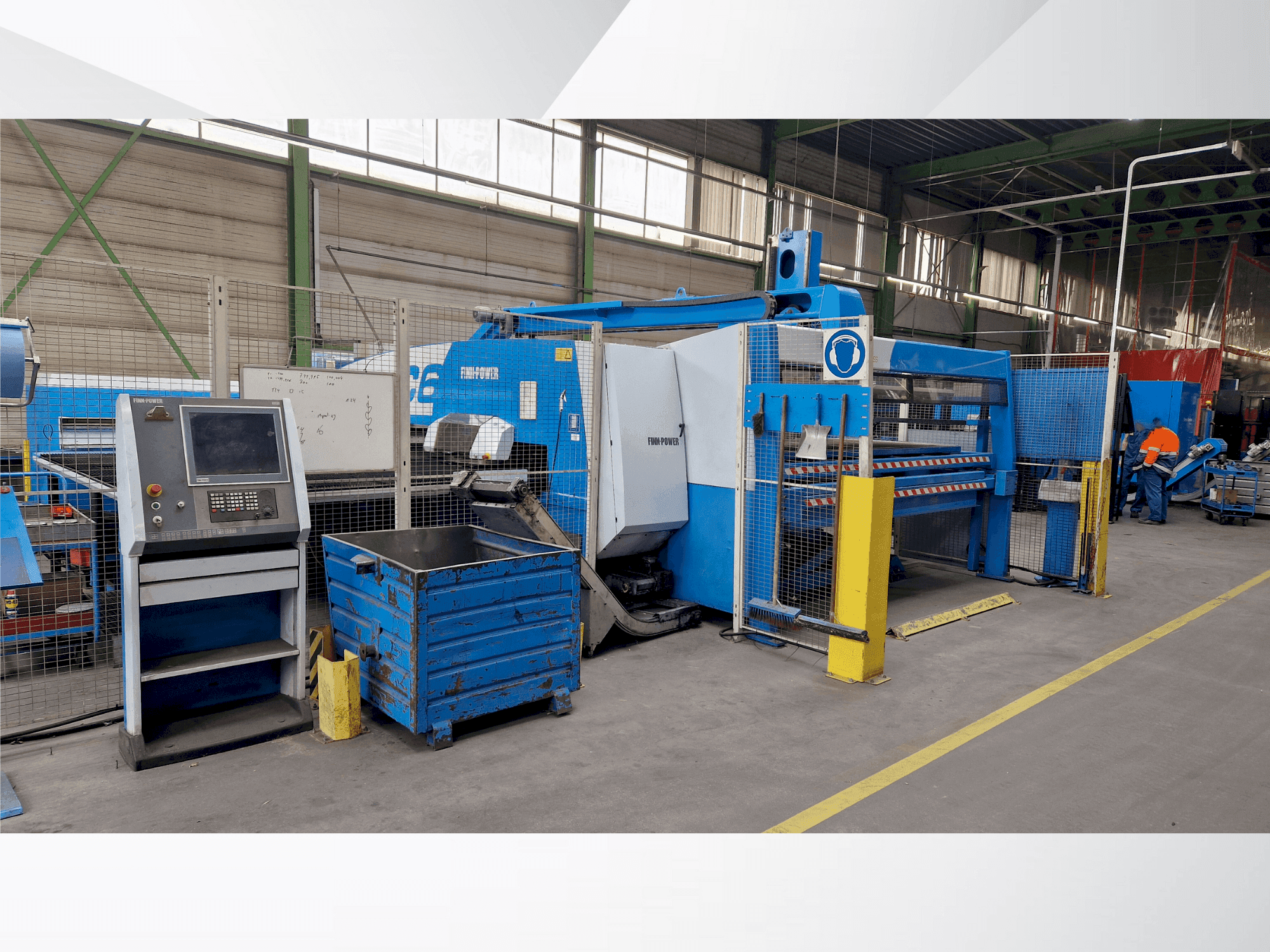 Vista frontal de la máquina Finn-Power C6