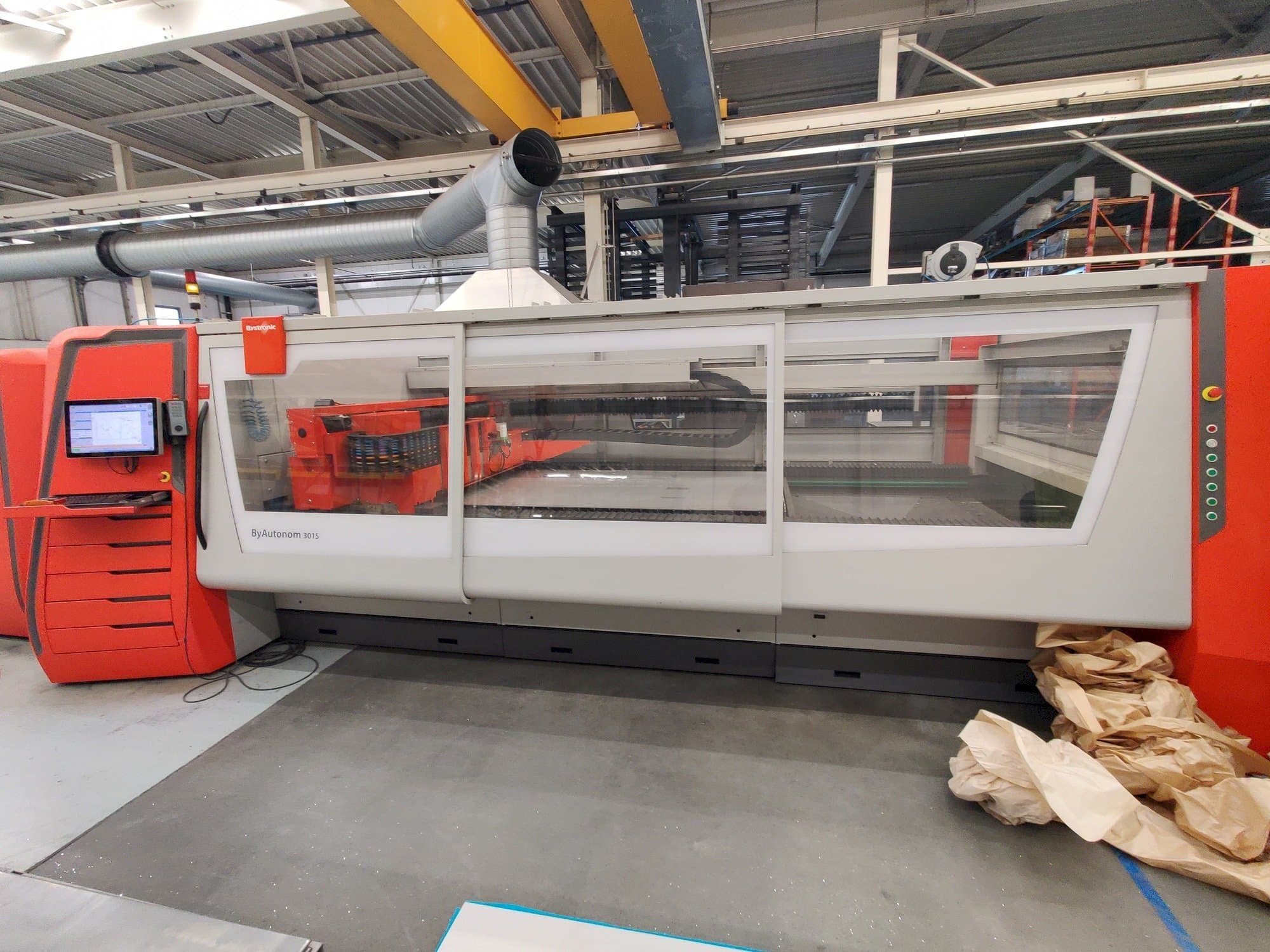 Vista frontal de la máquina Bystronic Autonom 3015 6kW CO2