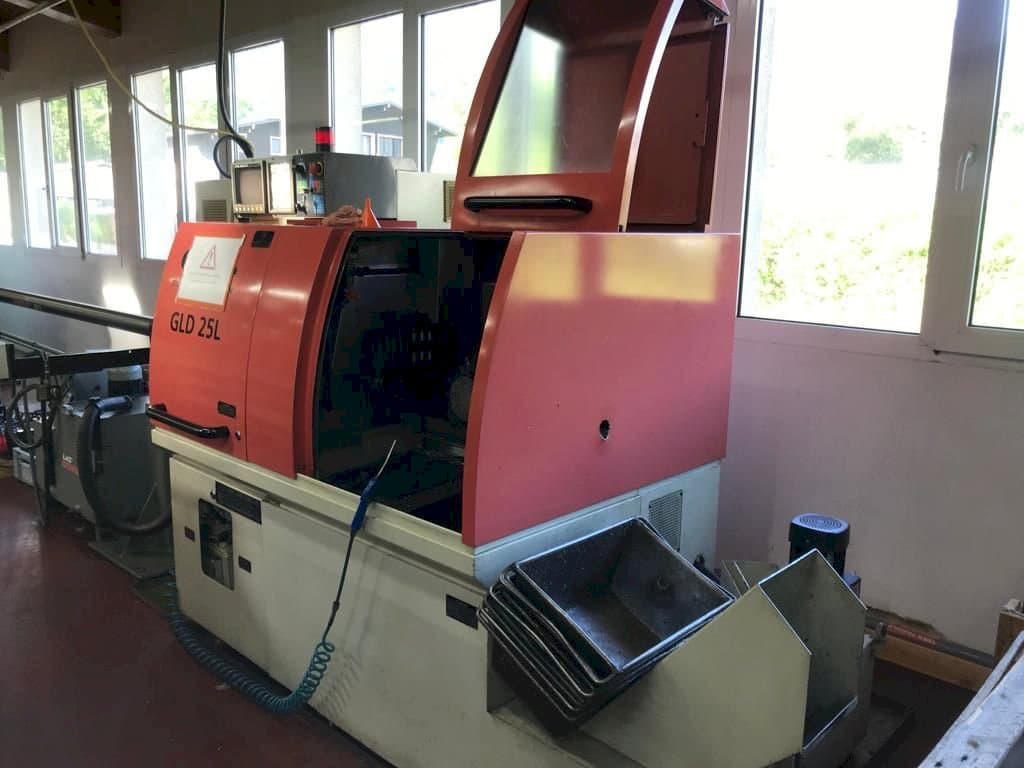 Vista frontal de la máquina Gildemeister GLD 25L