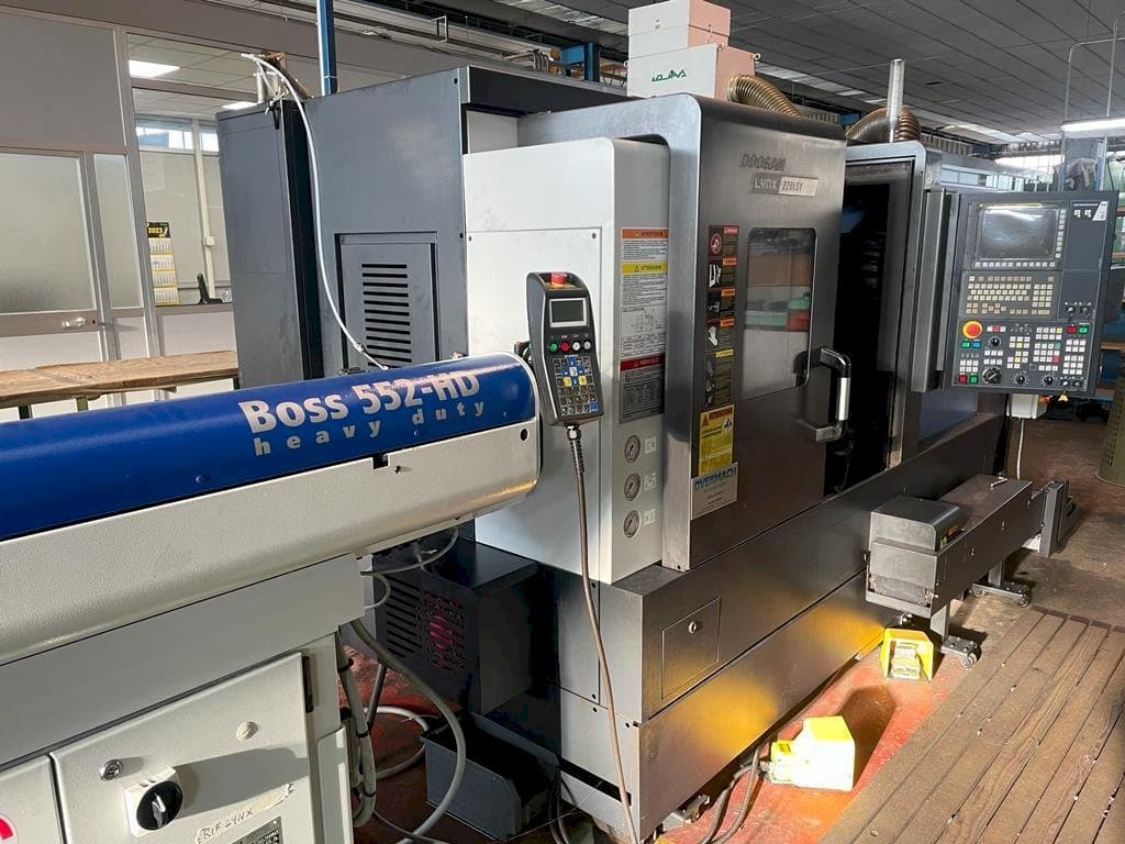 Vista frontal de la máquina Doosan LYNX 220LSY