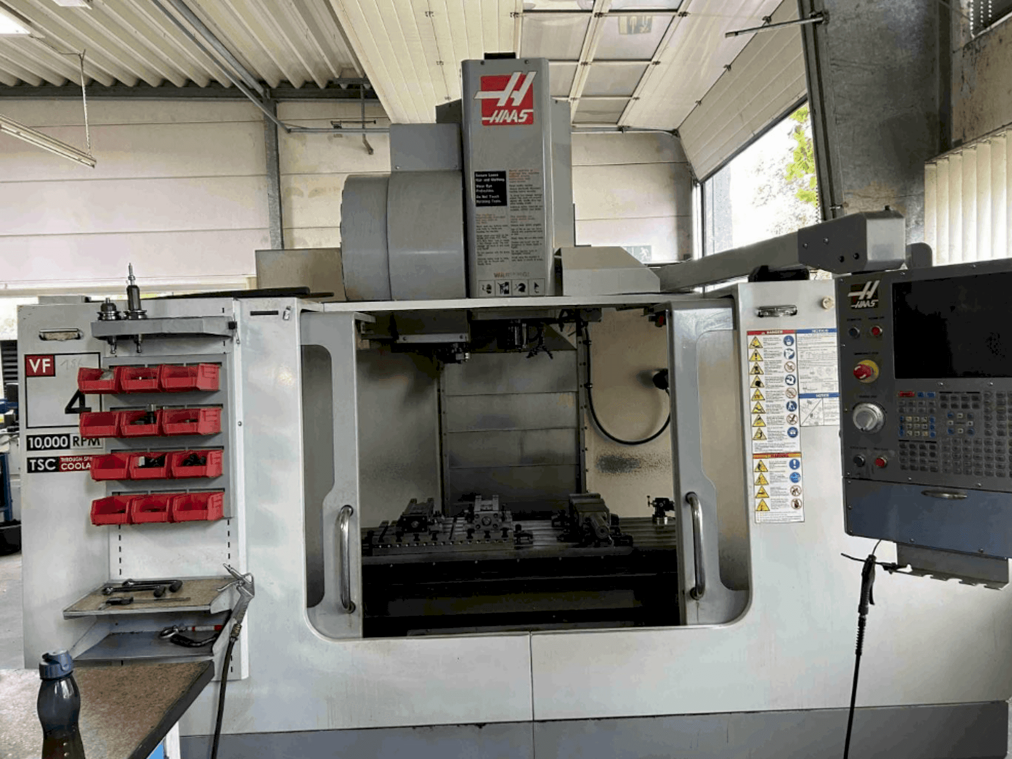 Vista frontal de la máquina HAAS VF4 BHE