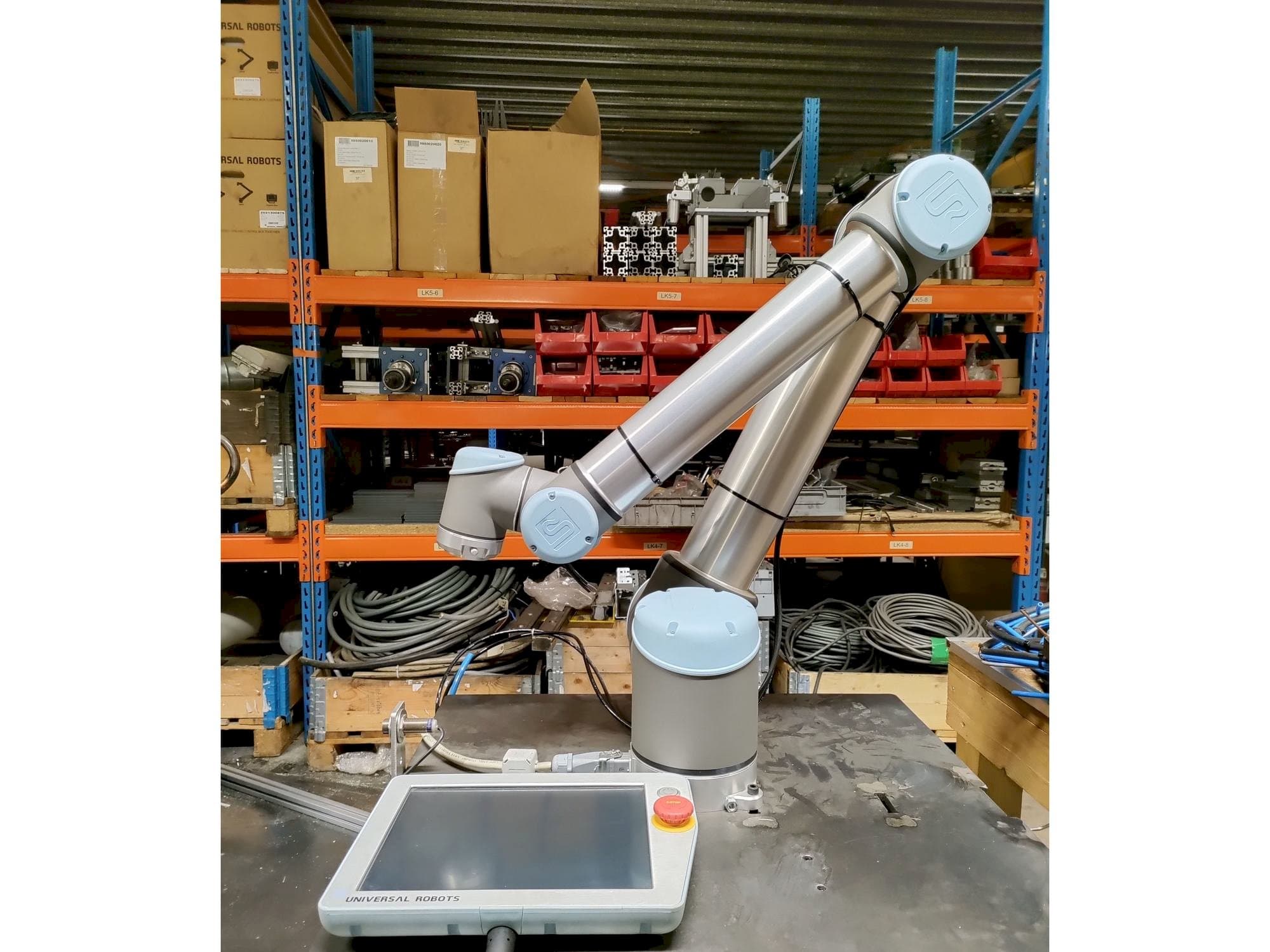 Vista frontal de la máquina Universal Robots UR10