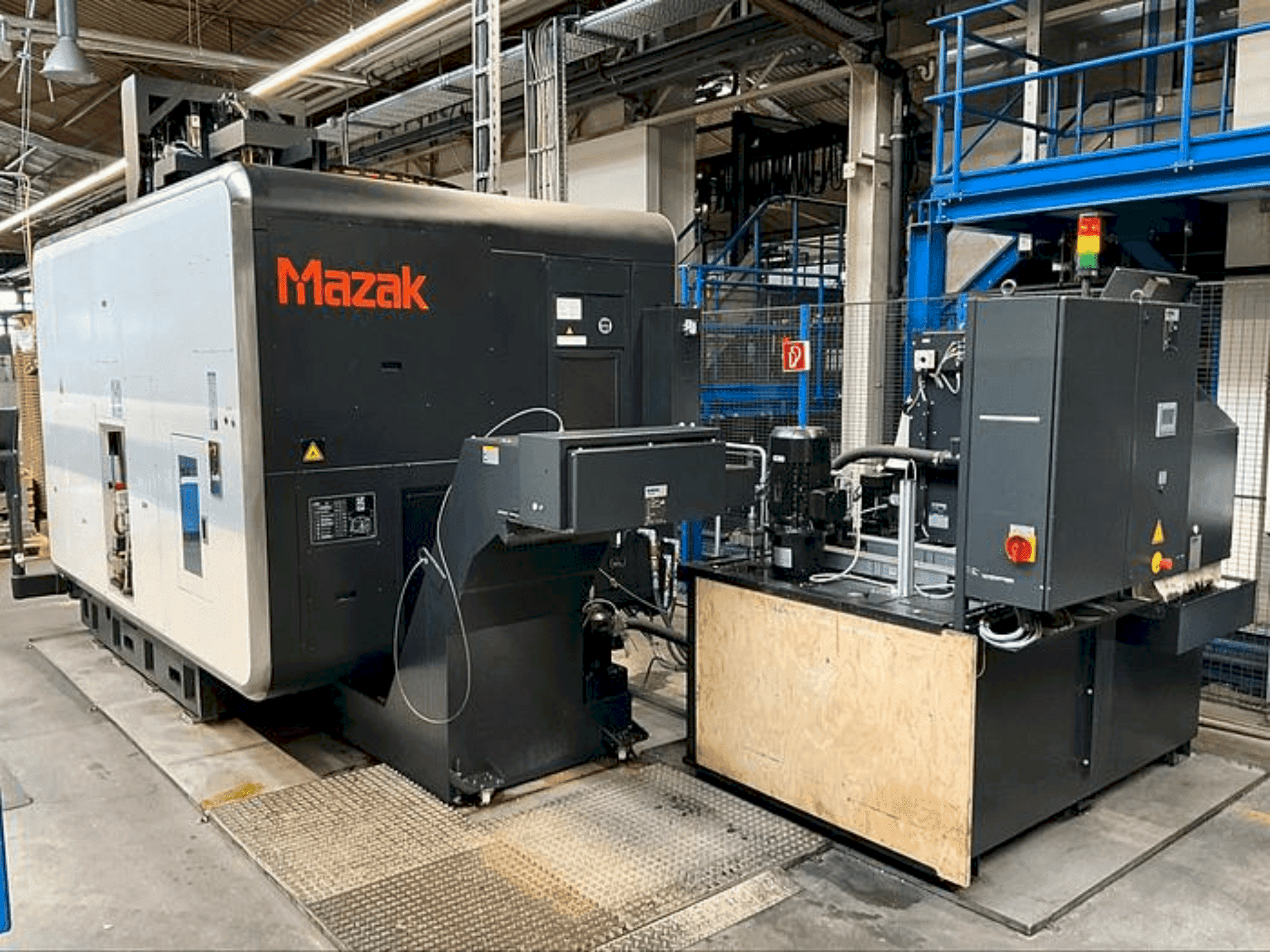 Vista frontal de la máquina Mazak VARIAXIS i-700