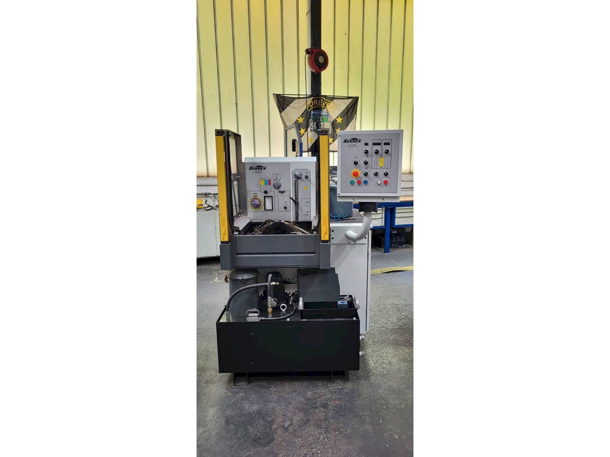 Vista frontal de la máquina Sunnen ML-2000