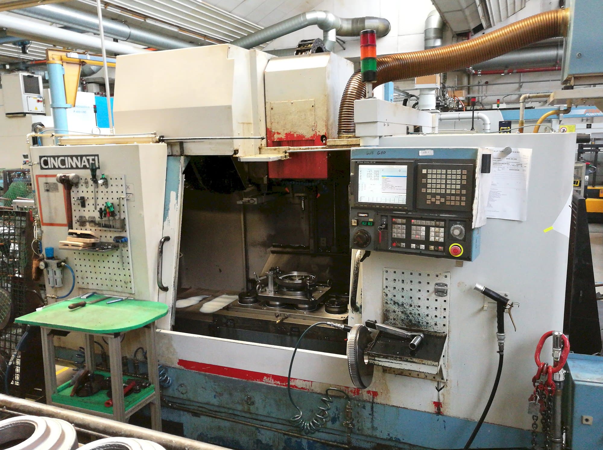 Vista frontal de la máquina Cincinnati Sabre 1000