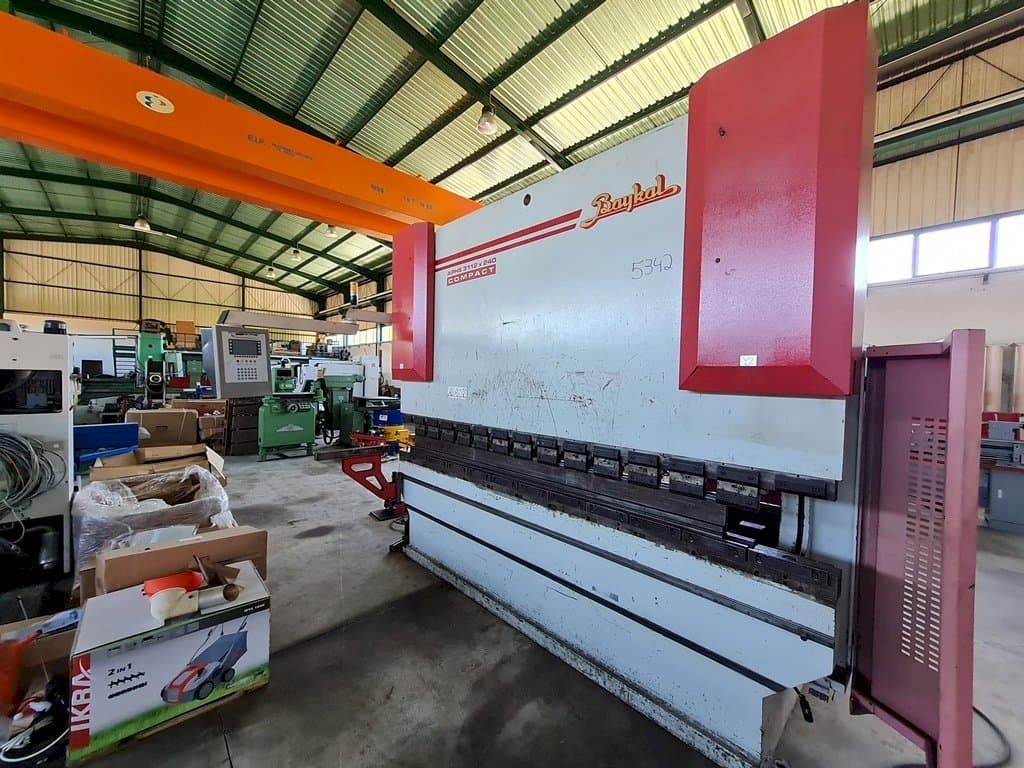 Vista frontal de la máquina Baykal APHS 3112 x 240