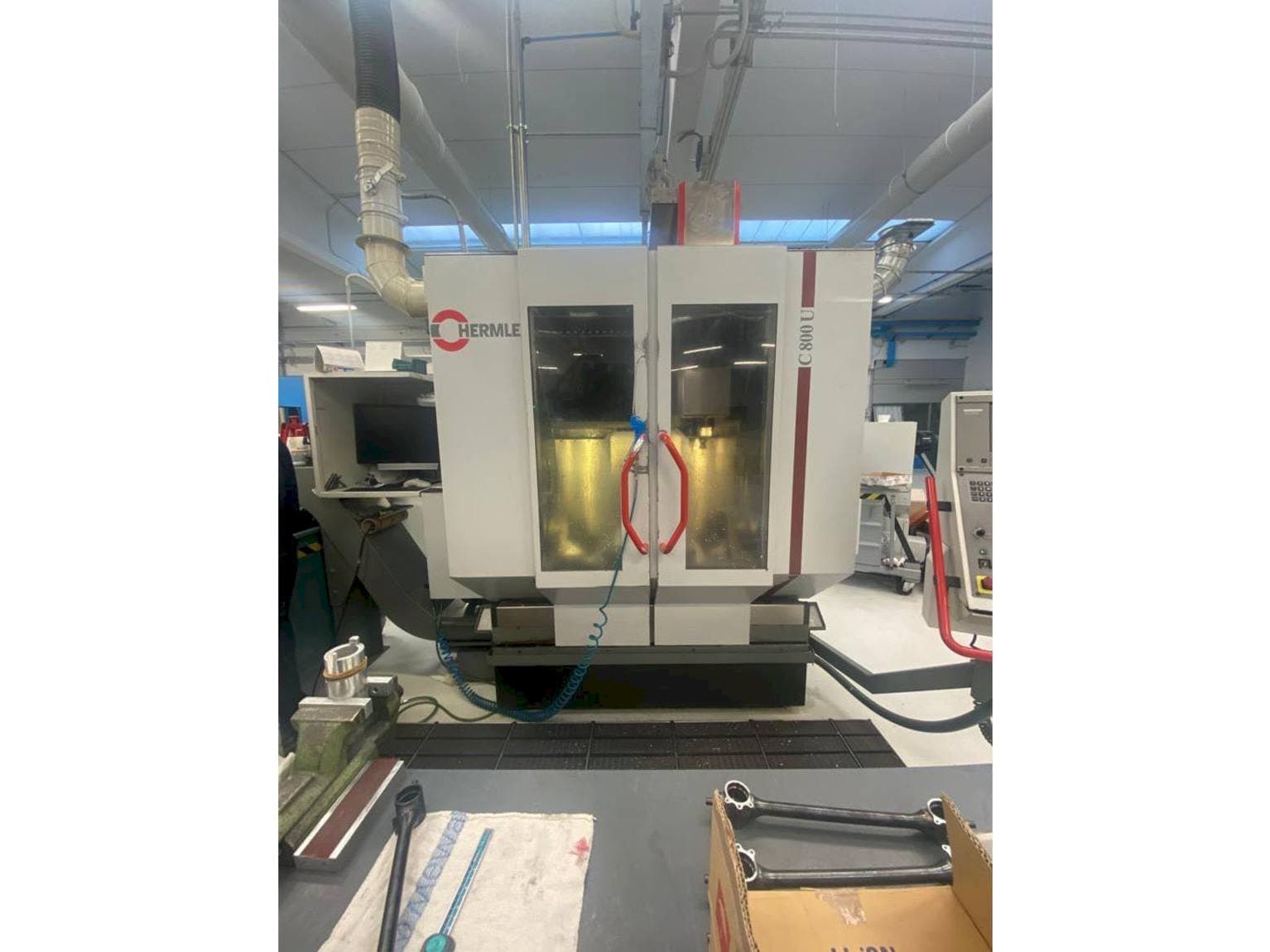 Vista frontal de la máquina HERMLE C800U