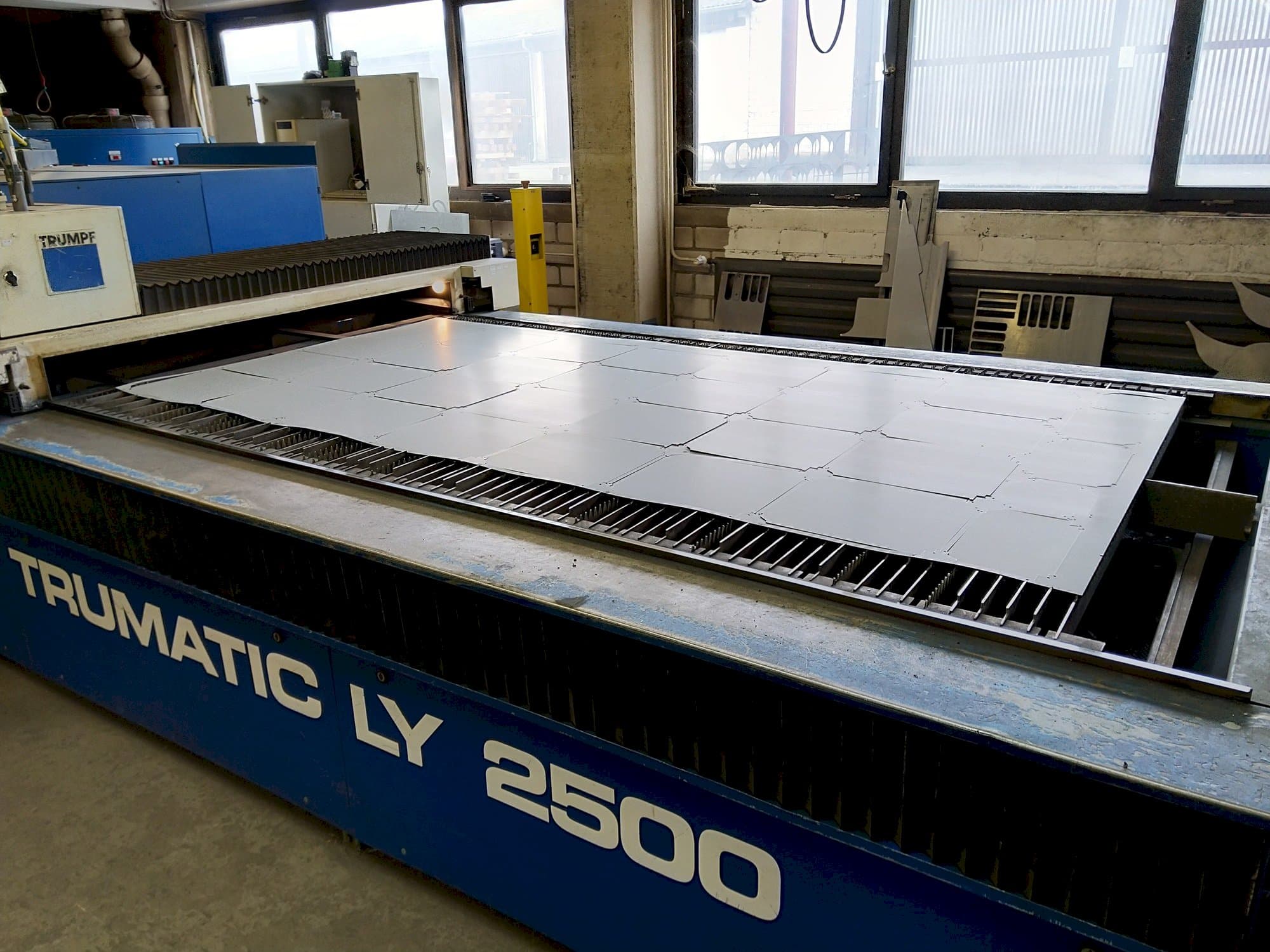 Vista frontal de la máquina Trumpf Trumatic LY2500
