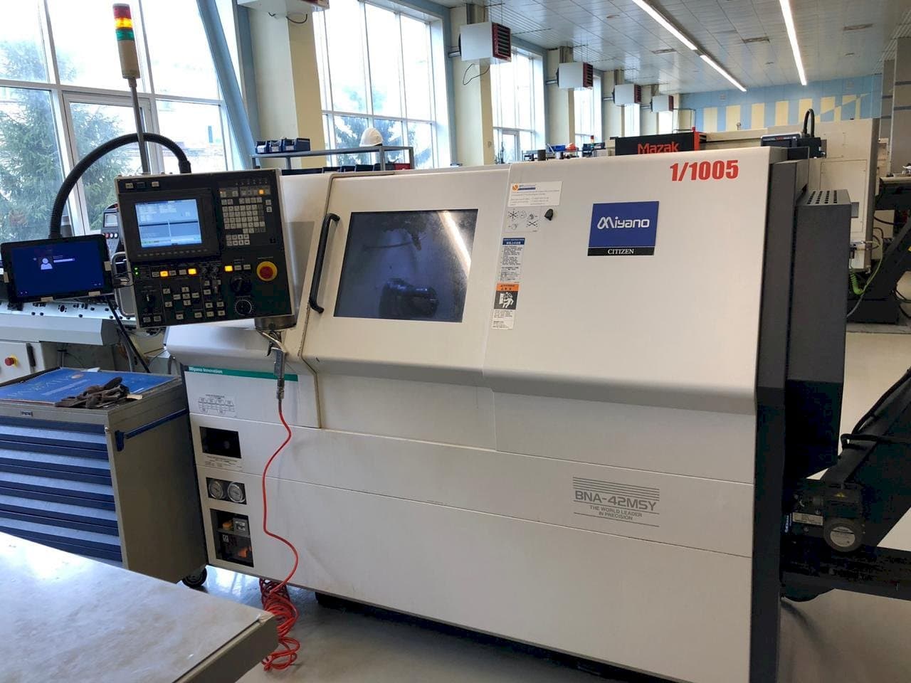 Vista frontal de la máquina Miyano BNA-42MSY