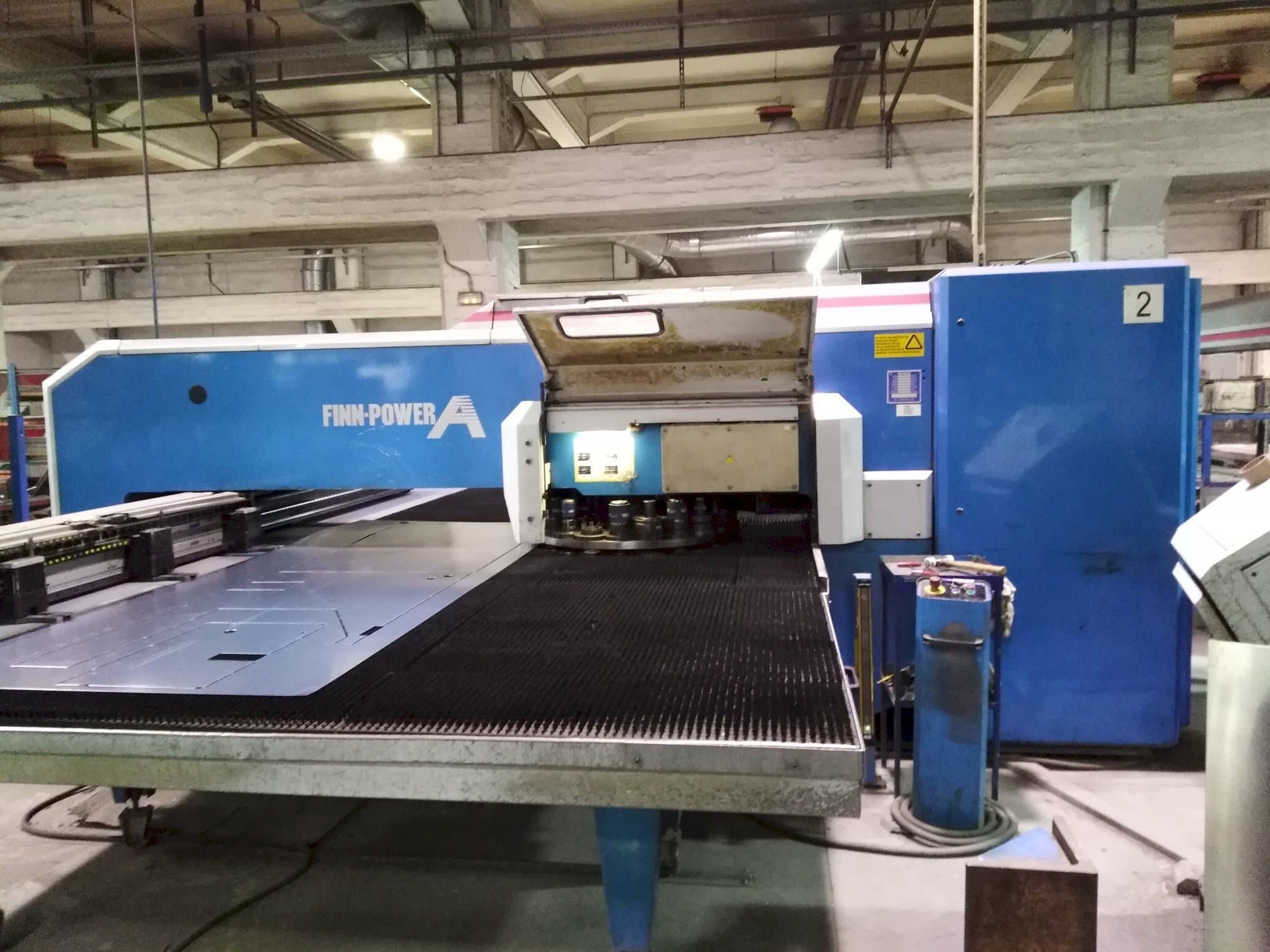 Vista frontal de la máquina Finn-Power A5-25 SB