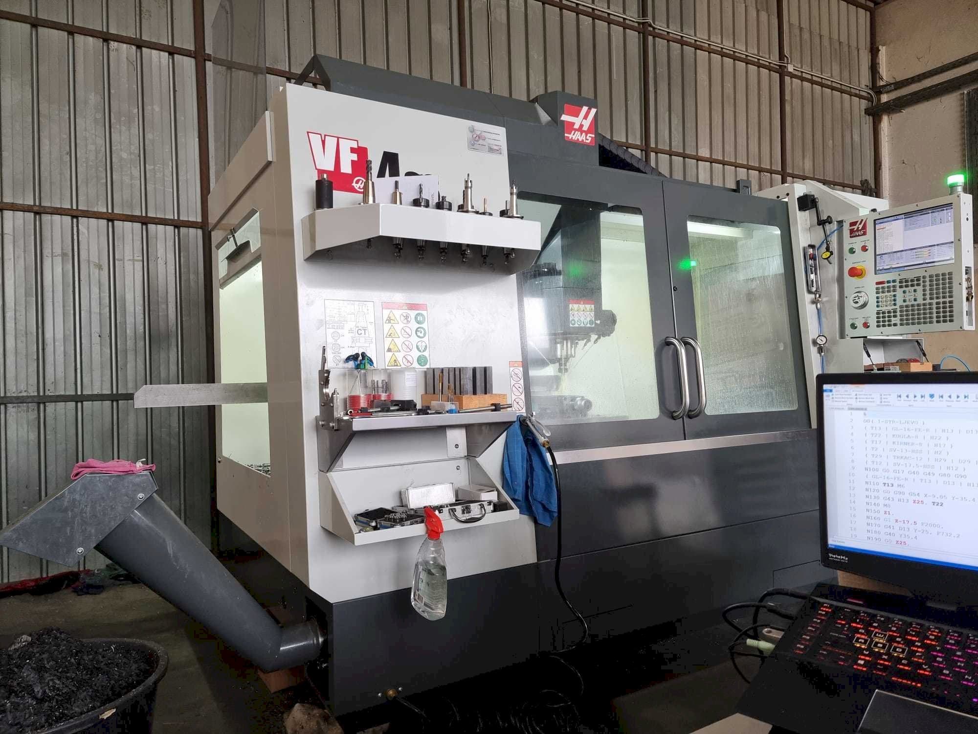 Vista frontal de la máquina HAAS VF4SS