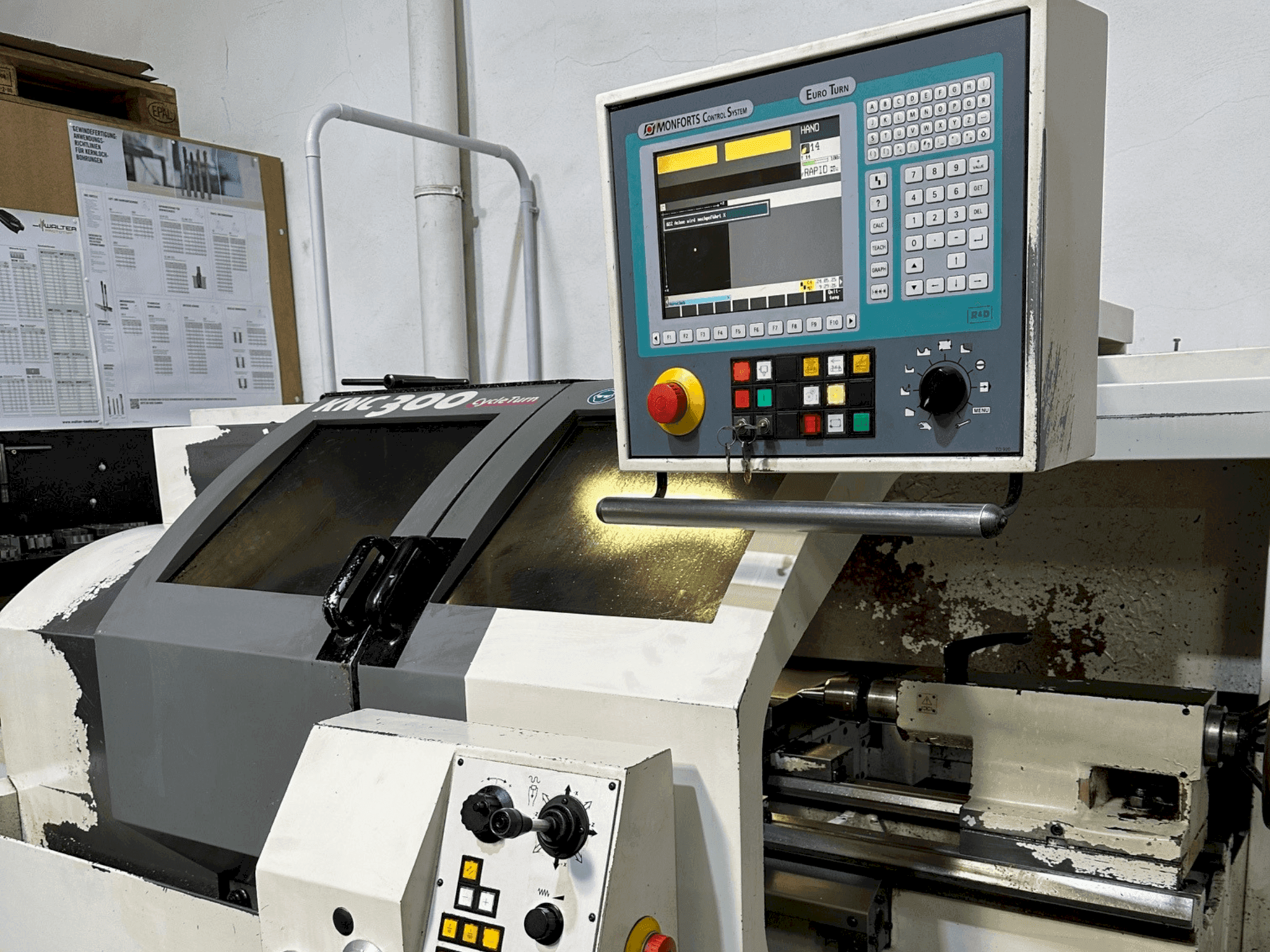 Vista frontal de la máquina Monforts KNC 300 CycleTurn