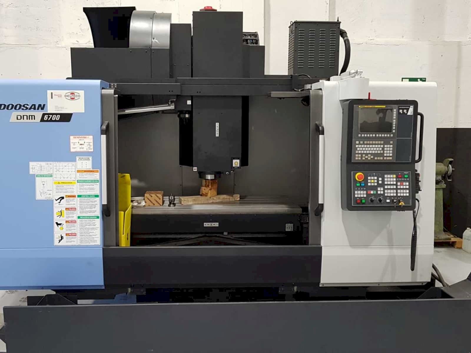 Vista frontal de la máquina Doosan DNM 6700