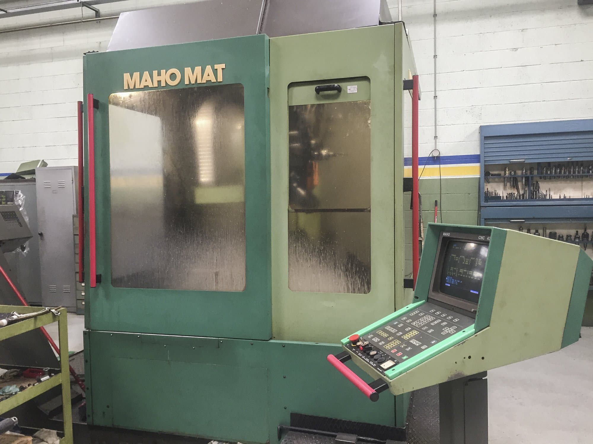 Vista derecha de la máquina Maho Mahomat 650