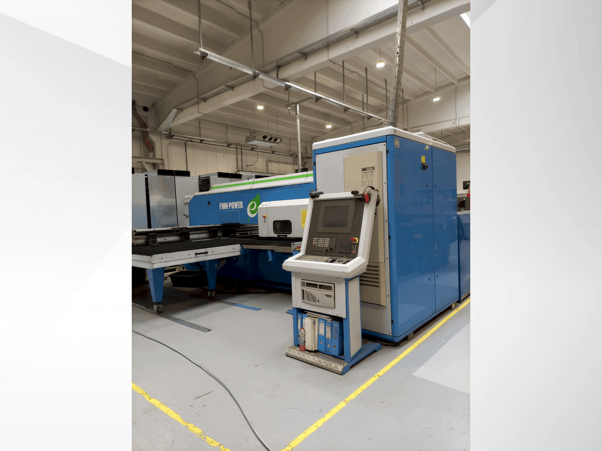 Vista frontal de la máquina Finn-Power E5 U