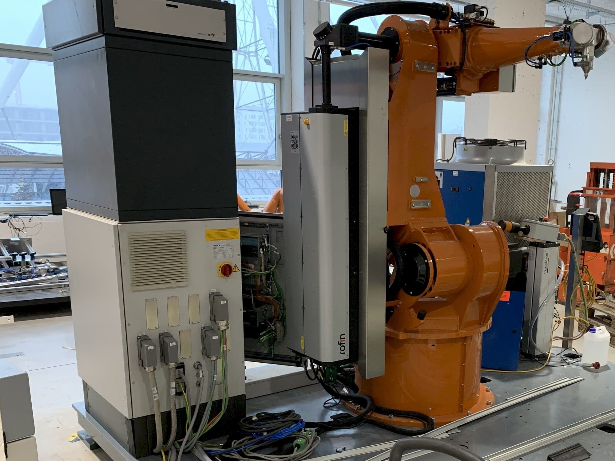 Vista frontal de la máquina Reis Robotics Laserroboter RV6L