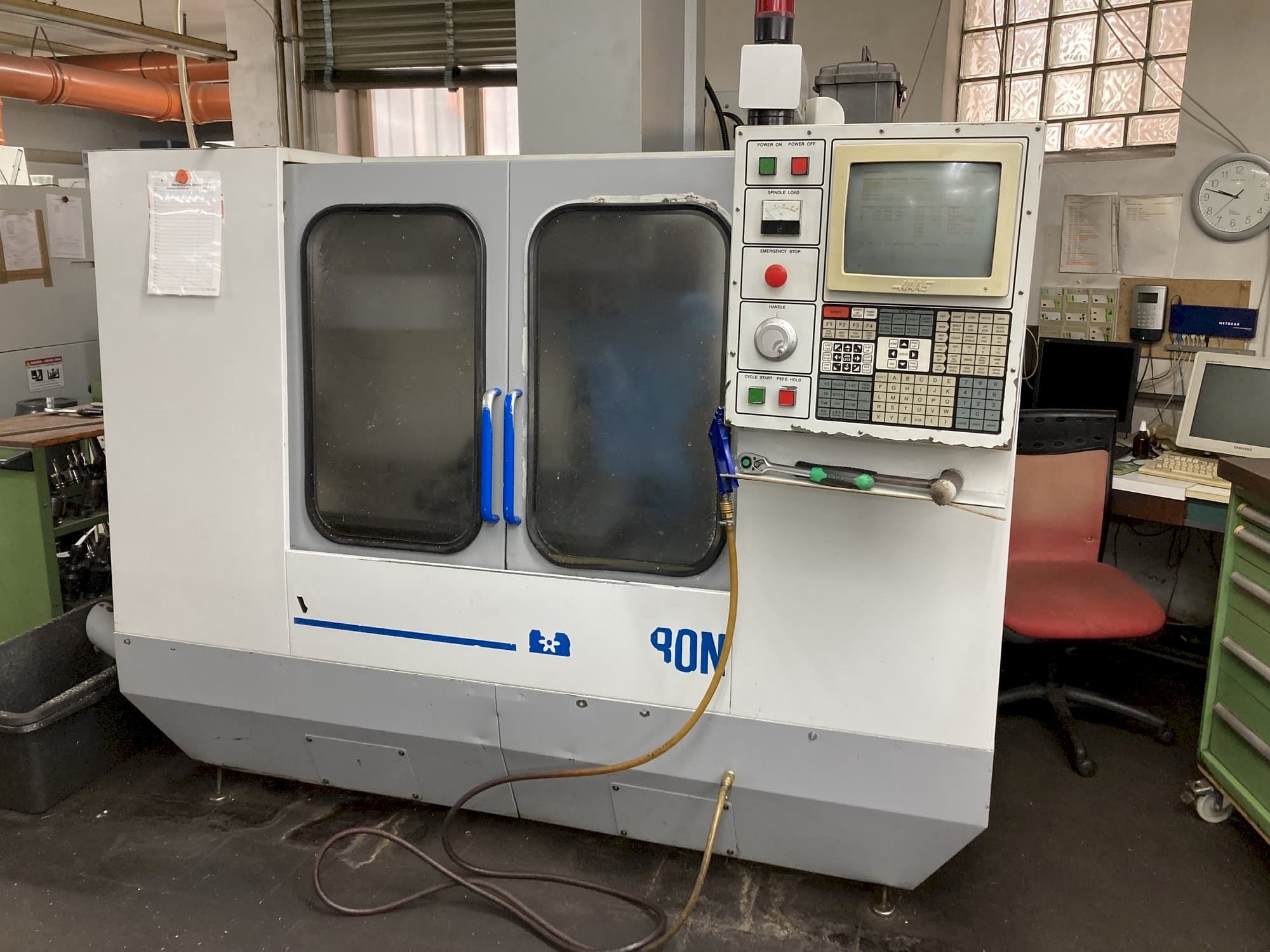 Vista frontal de la máquina MIKRON VCE750