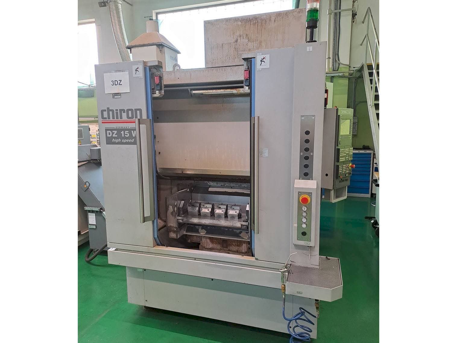 Vista frontal de la máquina CHIRON DZ 15W HS