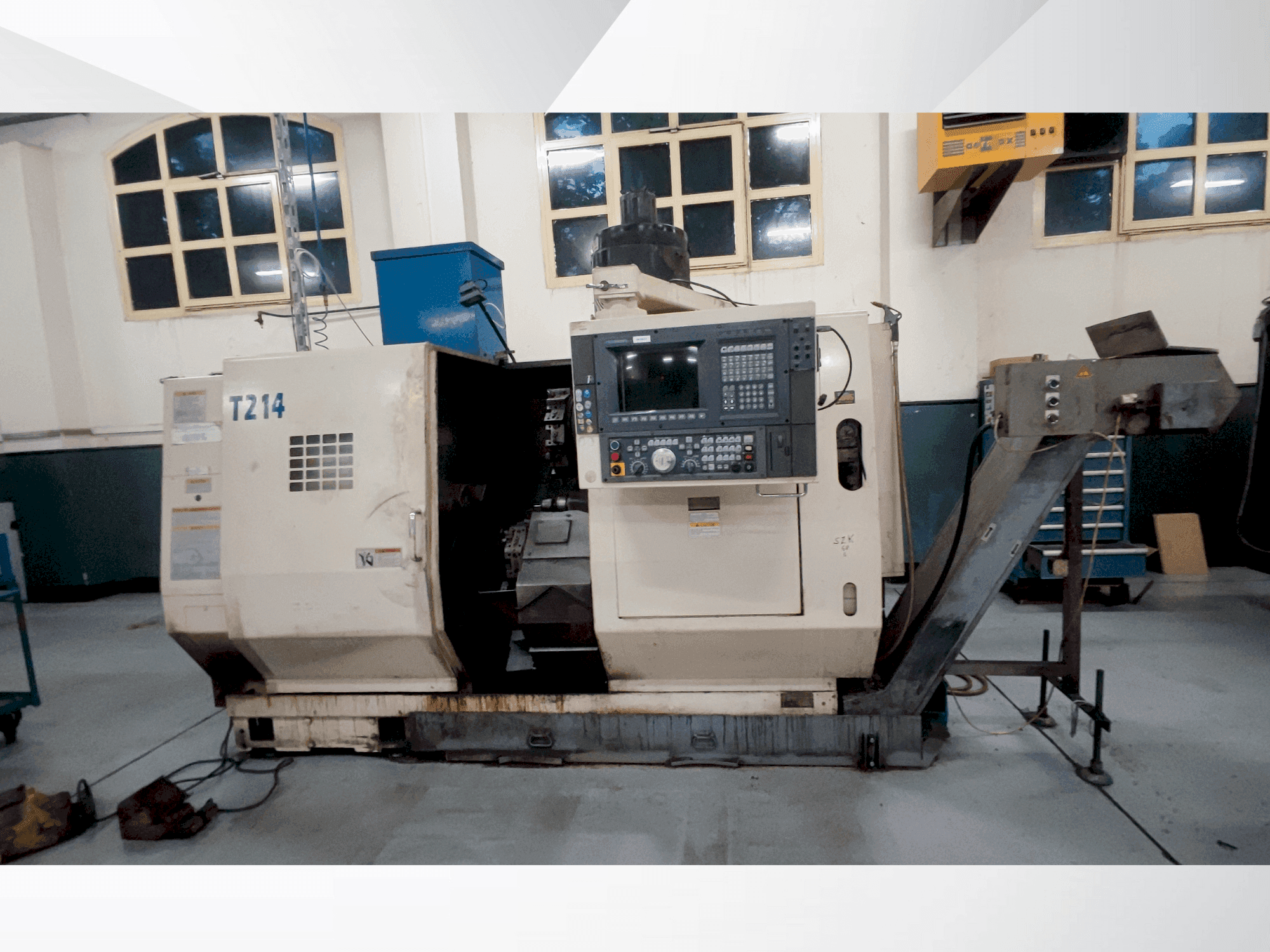 Vista frontal de la máquina Okuma LU 15