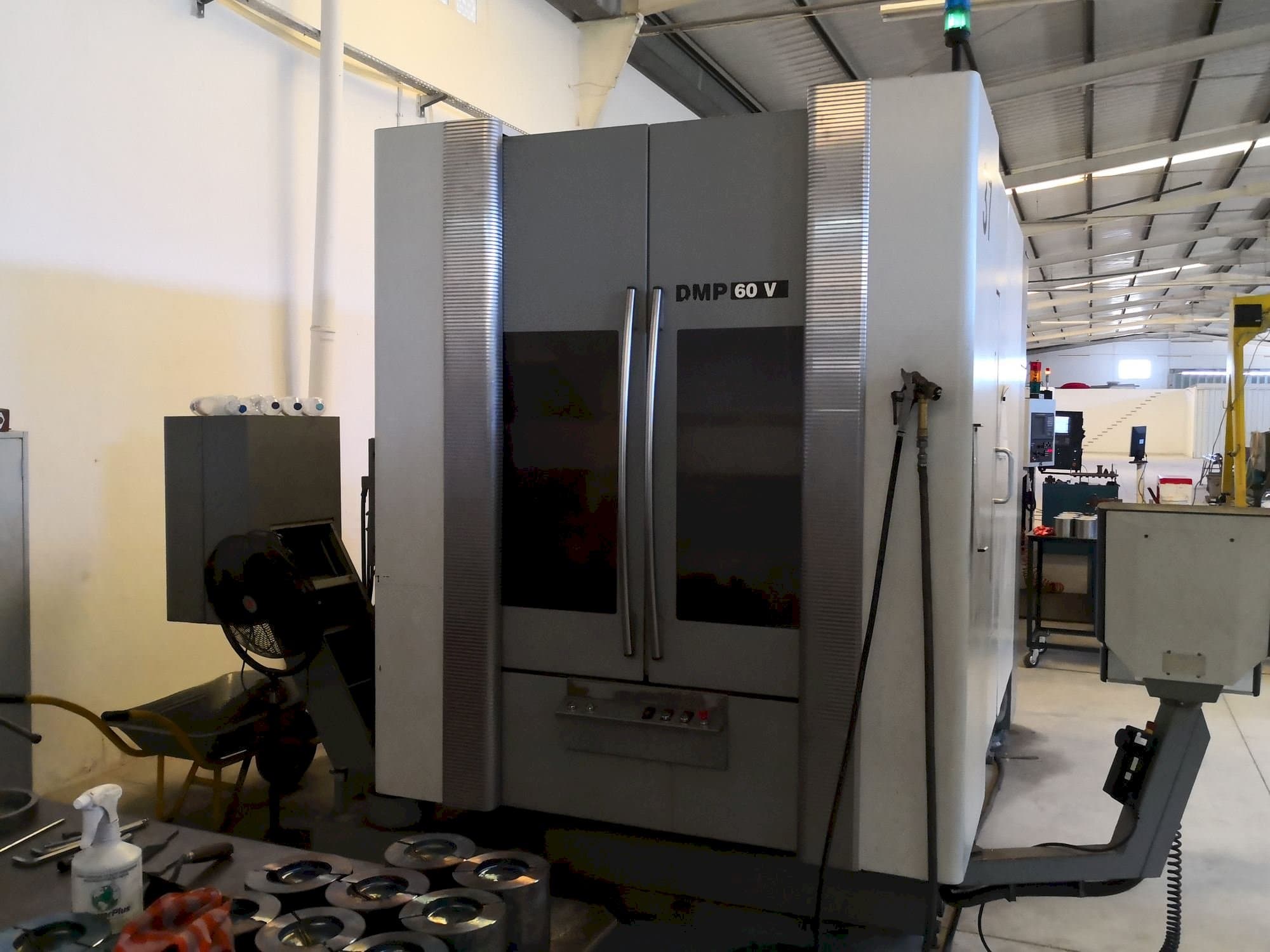 Vista frontal de la máquina DECKEL MAHO DMP 60V