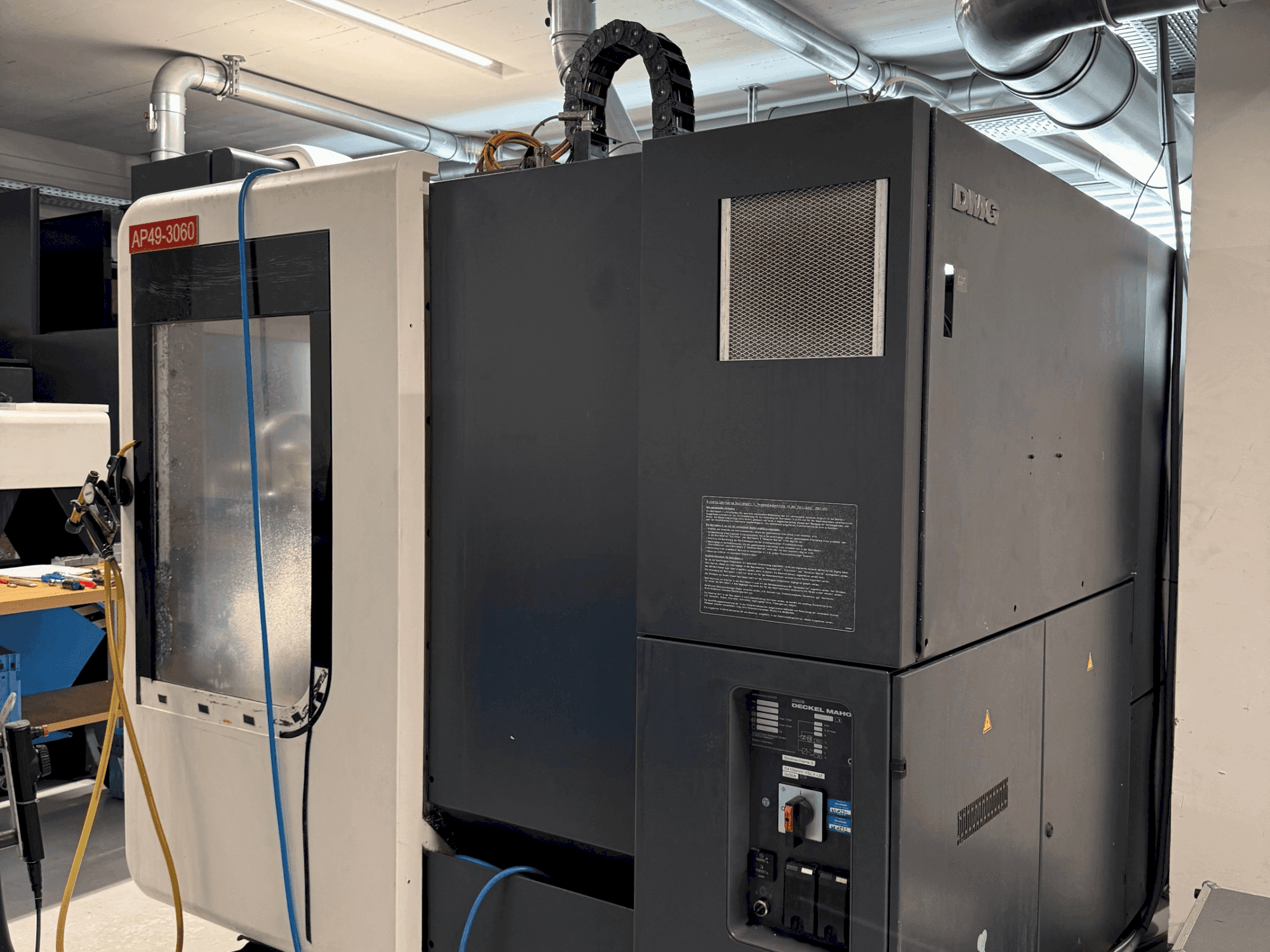 Vista frontal de la máquina DMG DECKEL MAHO DMU 70 Evolution linear