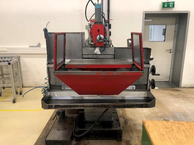 Vista frontal de la máquina EMCO FB5