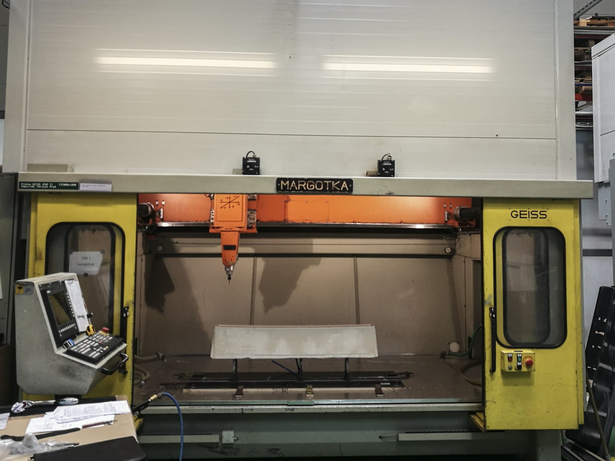 Vista frontal de la máquina GEISS FZ 2000x1000