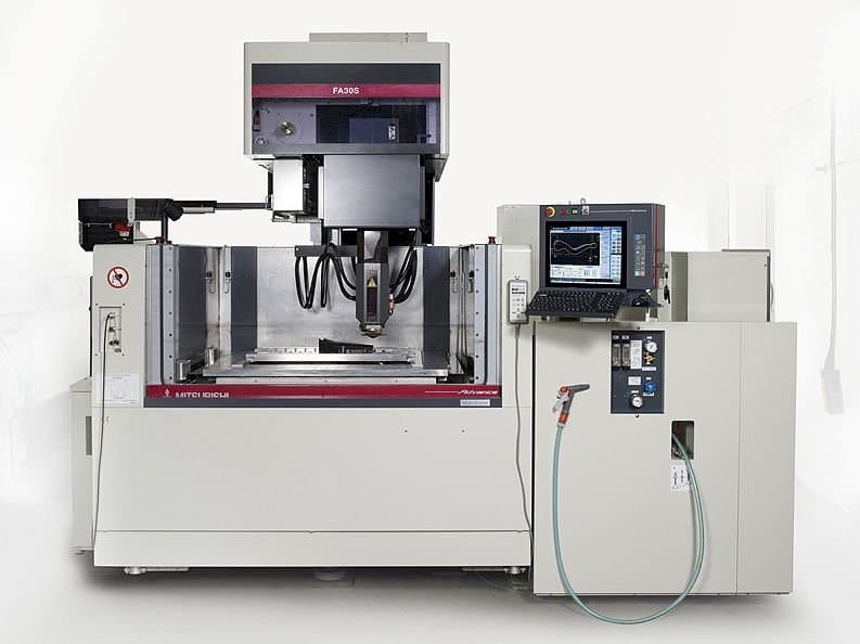 Vista frontal de la máquina Mitsubishi FA 30S Advance