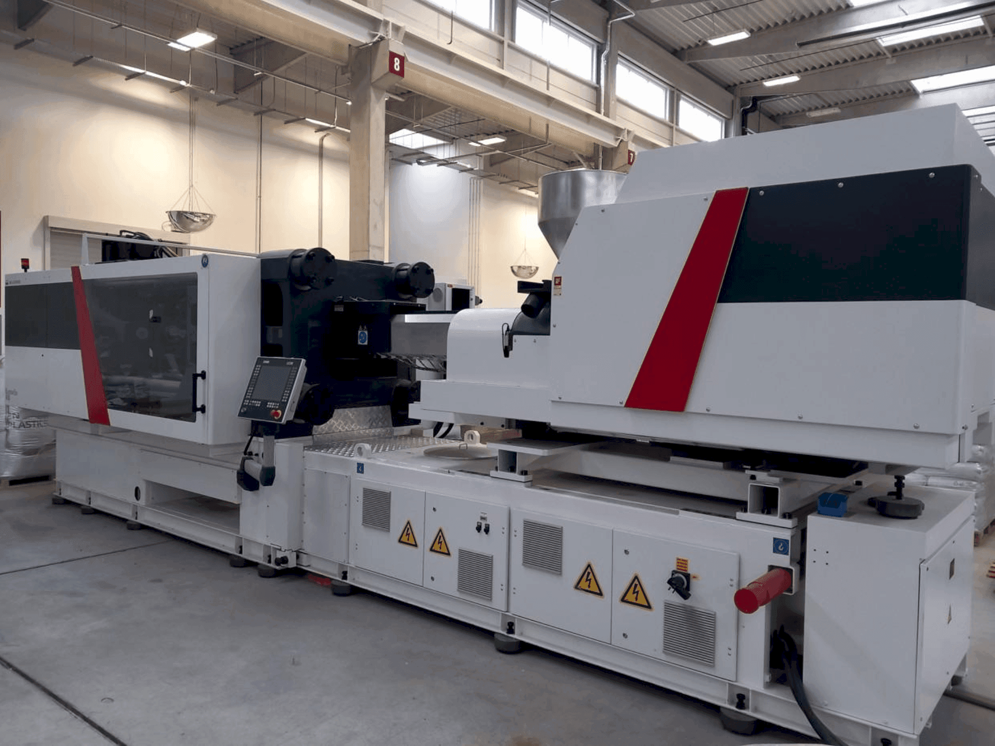 Vista frontal de la máquina Milacron Elektron Evo 450