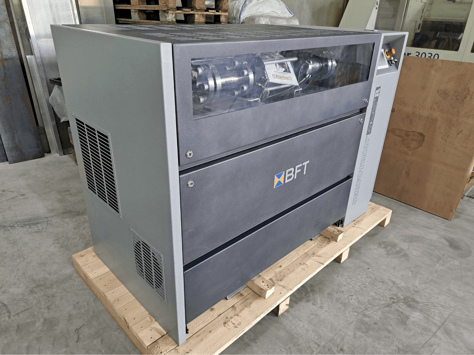 Vista frontal de la máquina BFT Servotron 40.45+