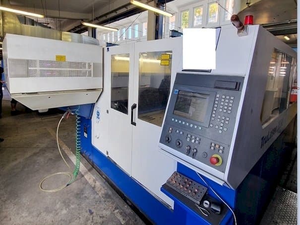 Vista frontal de la máquina Trumpf TRULASER 3030