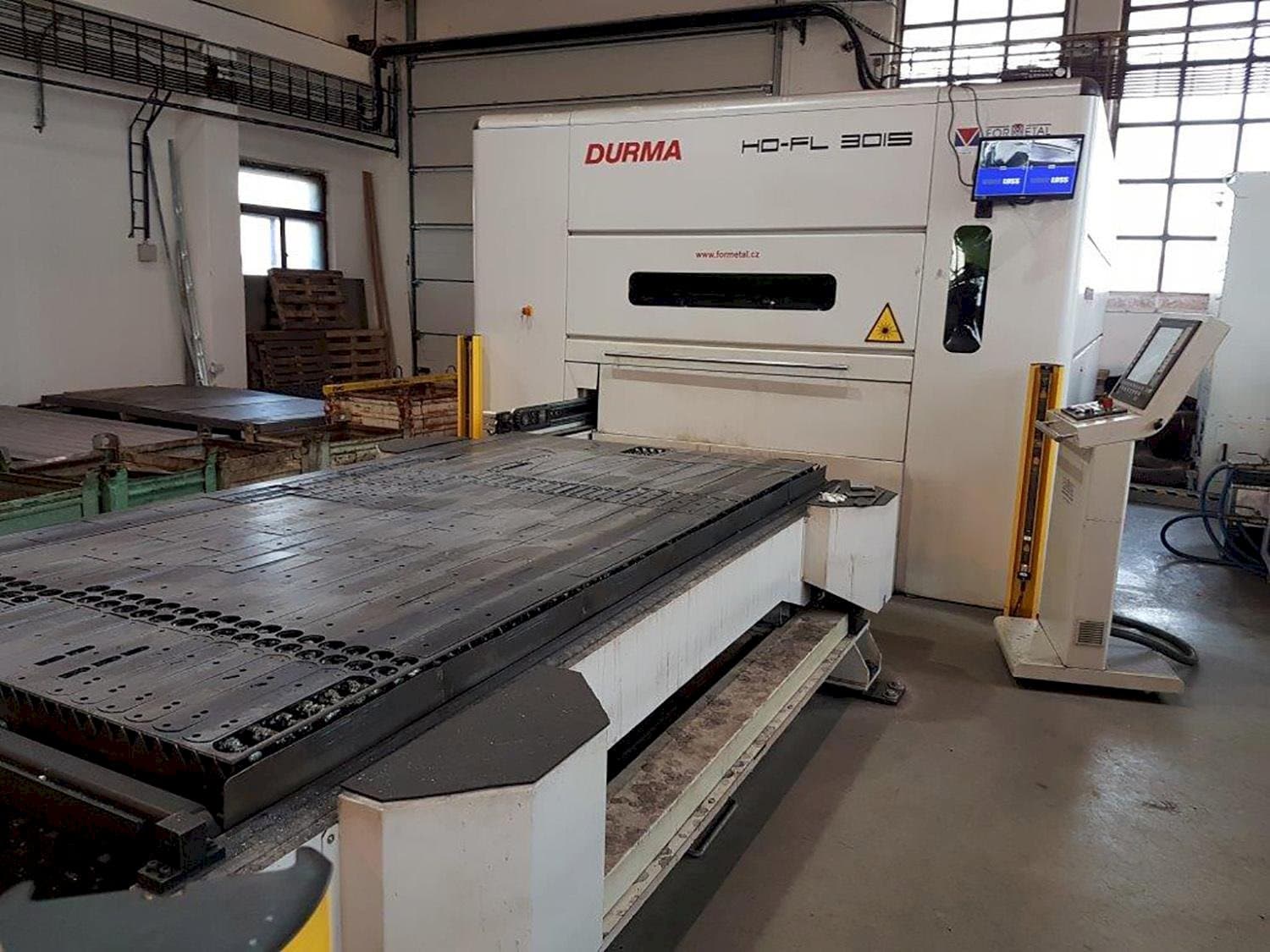 Vista frontal de la máquina Durma HD-FL 3015 L