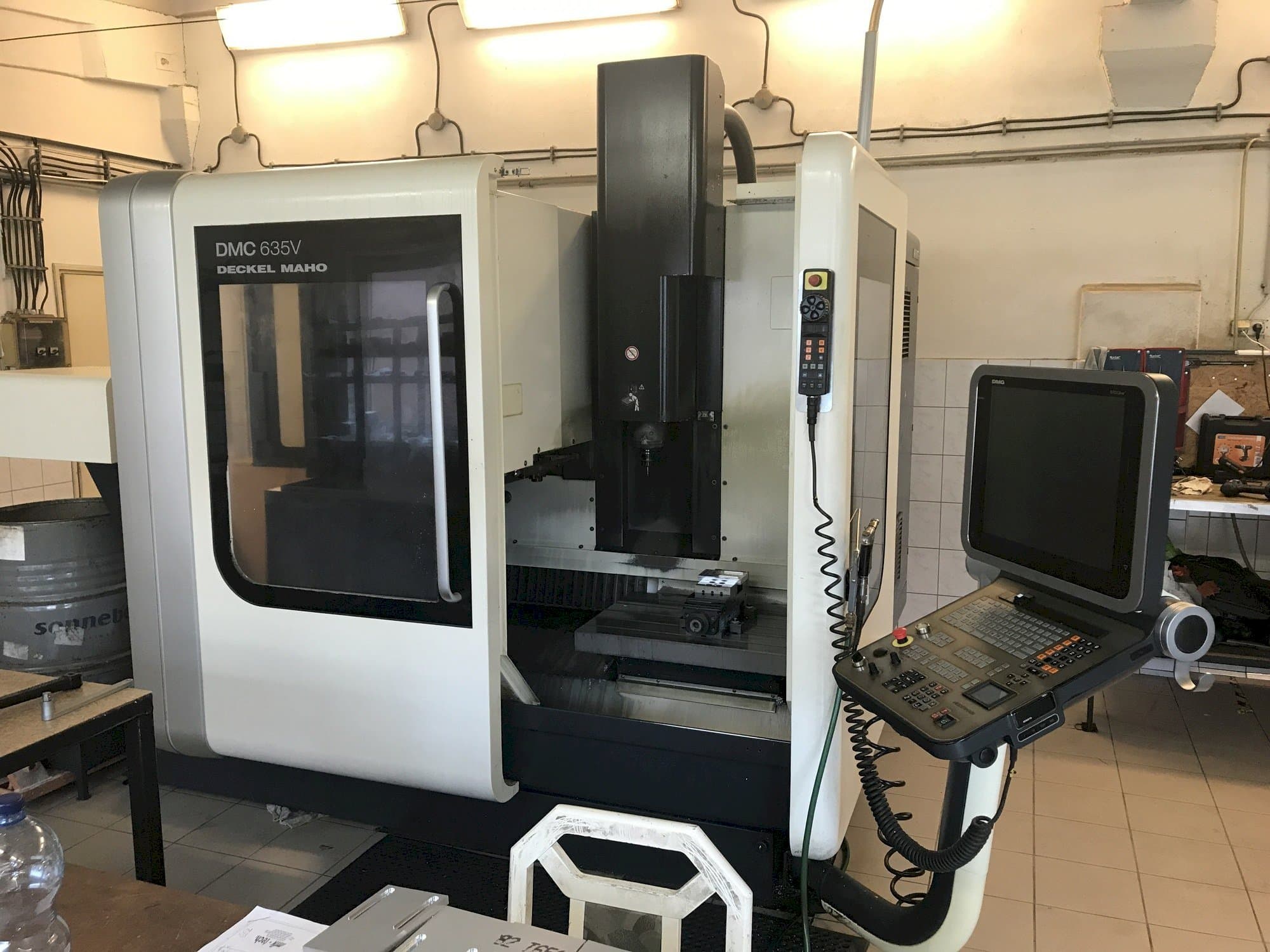 Vista frontal de la máquina DECKEL MAHO DMC 635V