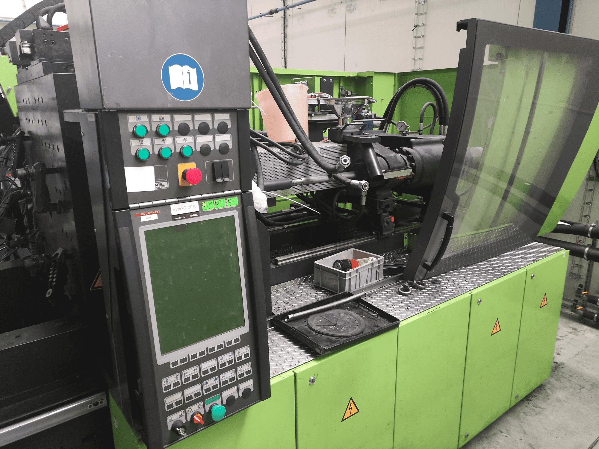 Vista frontal de la máquina Engel Victory 750H/330V/220 combi