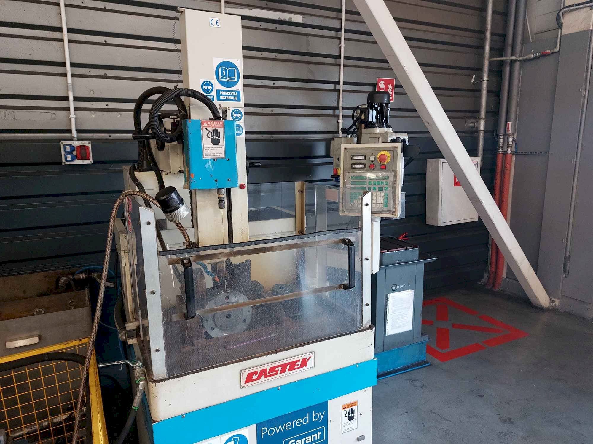 Vista frontal de la máquina CASTEK SD5030CE