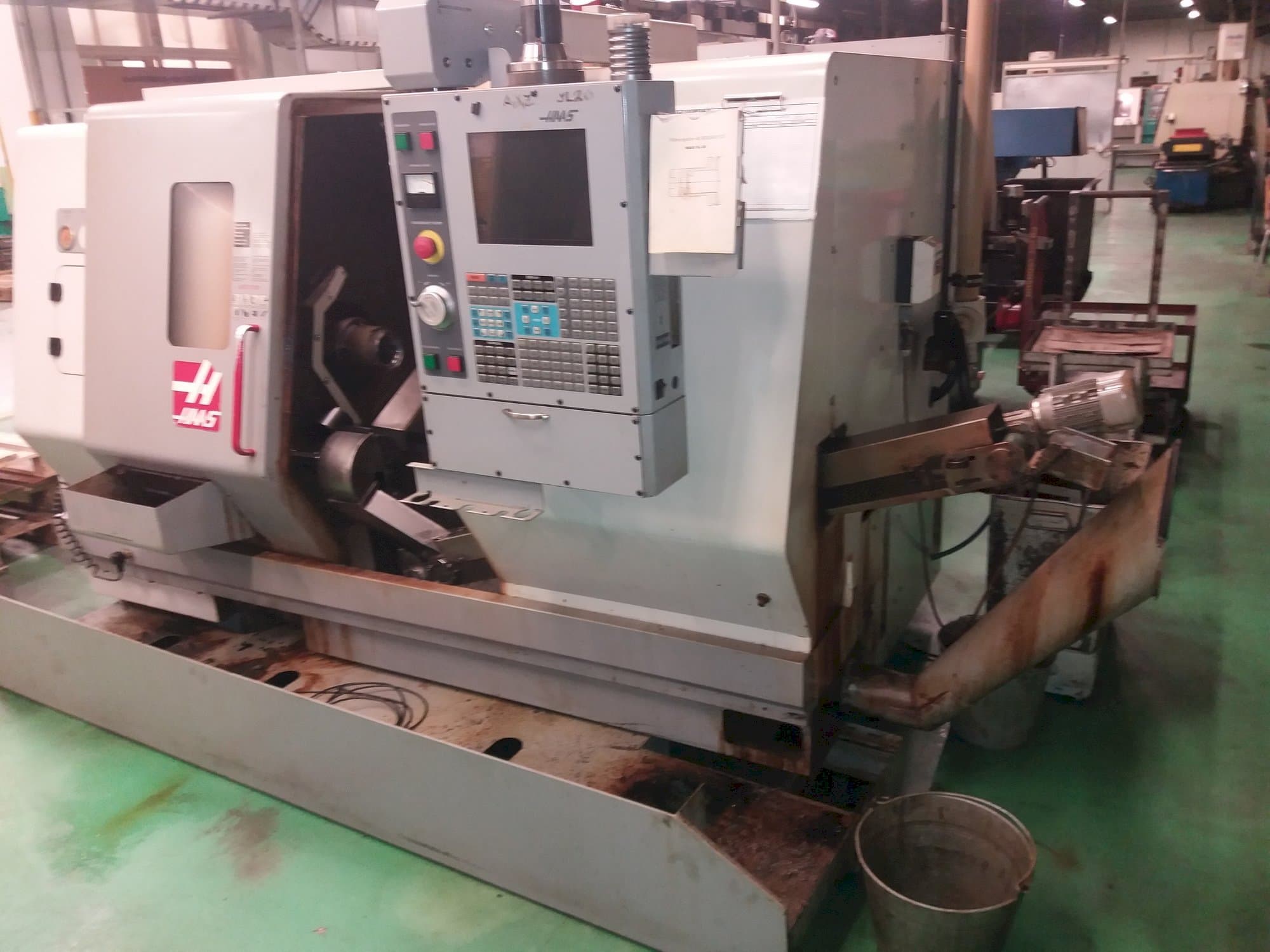 Vista frontal de la máquina HAAS SL-20HE