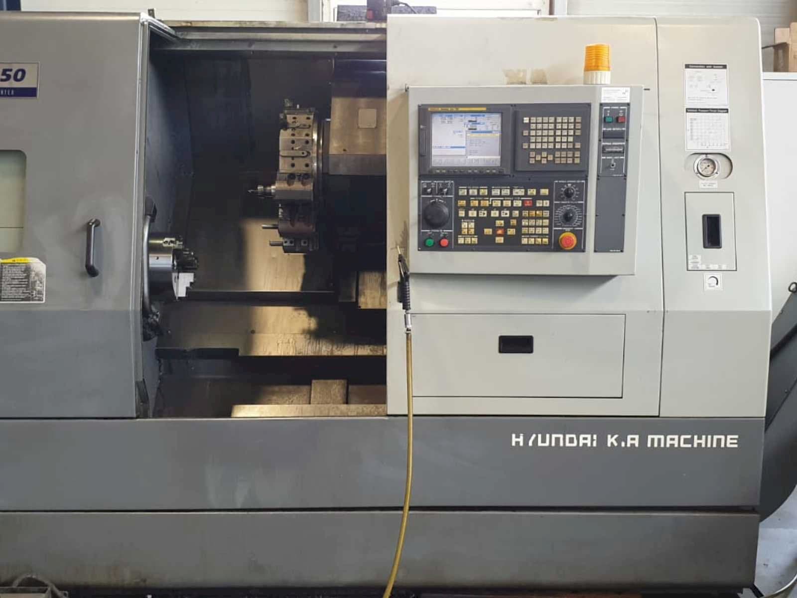 Vista frontal de la máquina Hyundai Kia SKT250