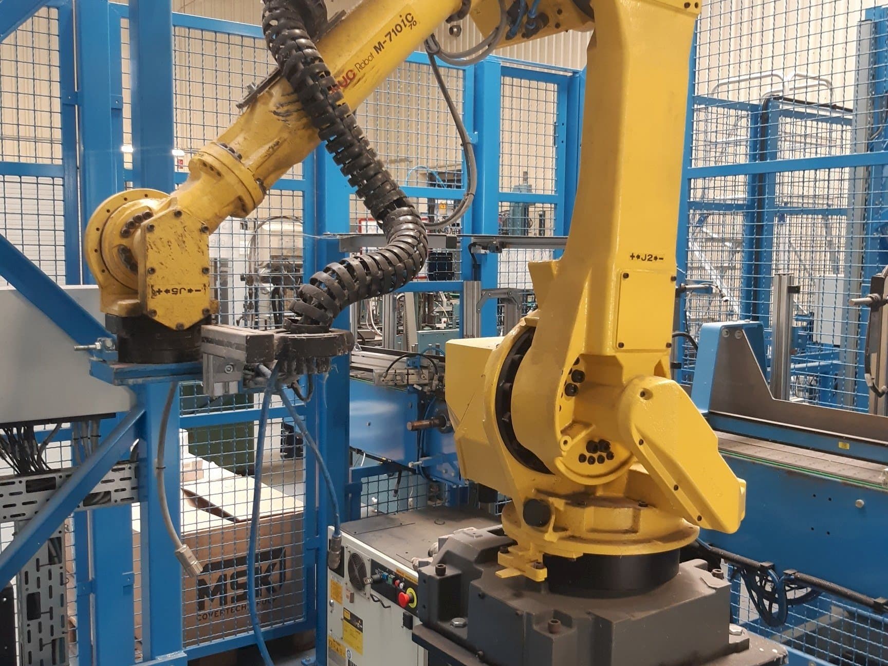 Vista frontal de la máquina FANUC M-710iC (2015)