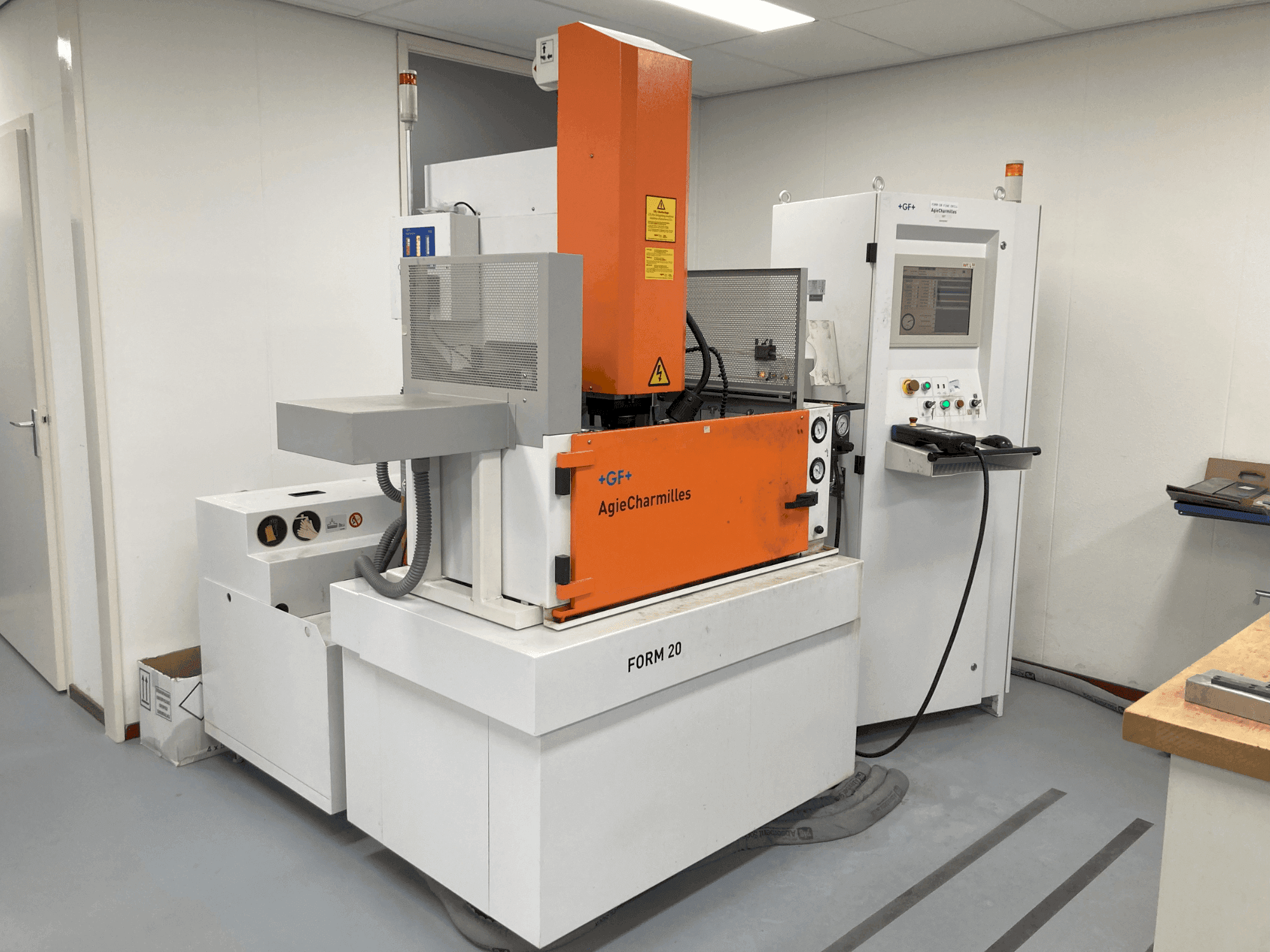 Vista frontal de la máquina AgieCharmilles CABINET FORM20