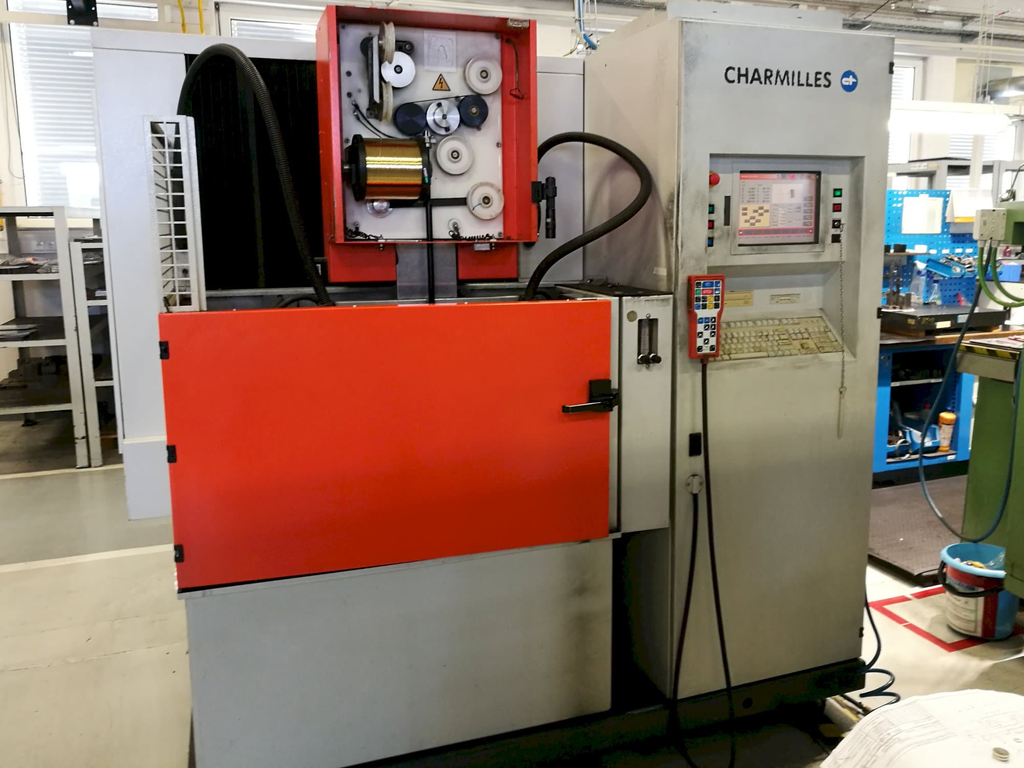 Vista frontal de la máquina CHARMILLES ROBOFIL 240 SL