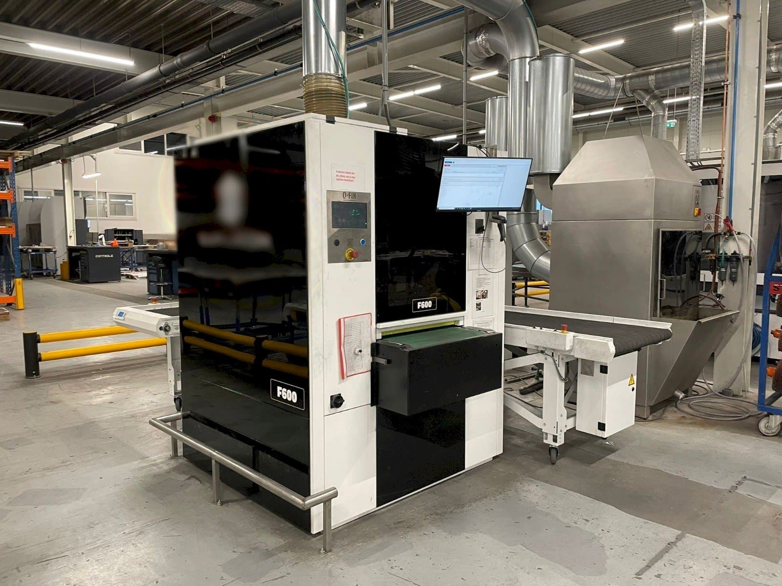 Vista frontal de la máquina Q-FIN F600