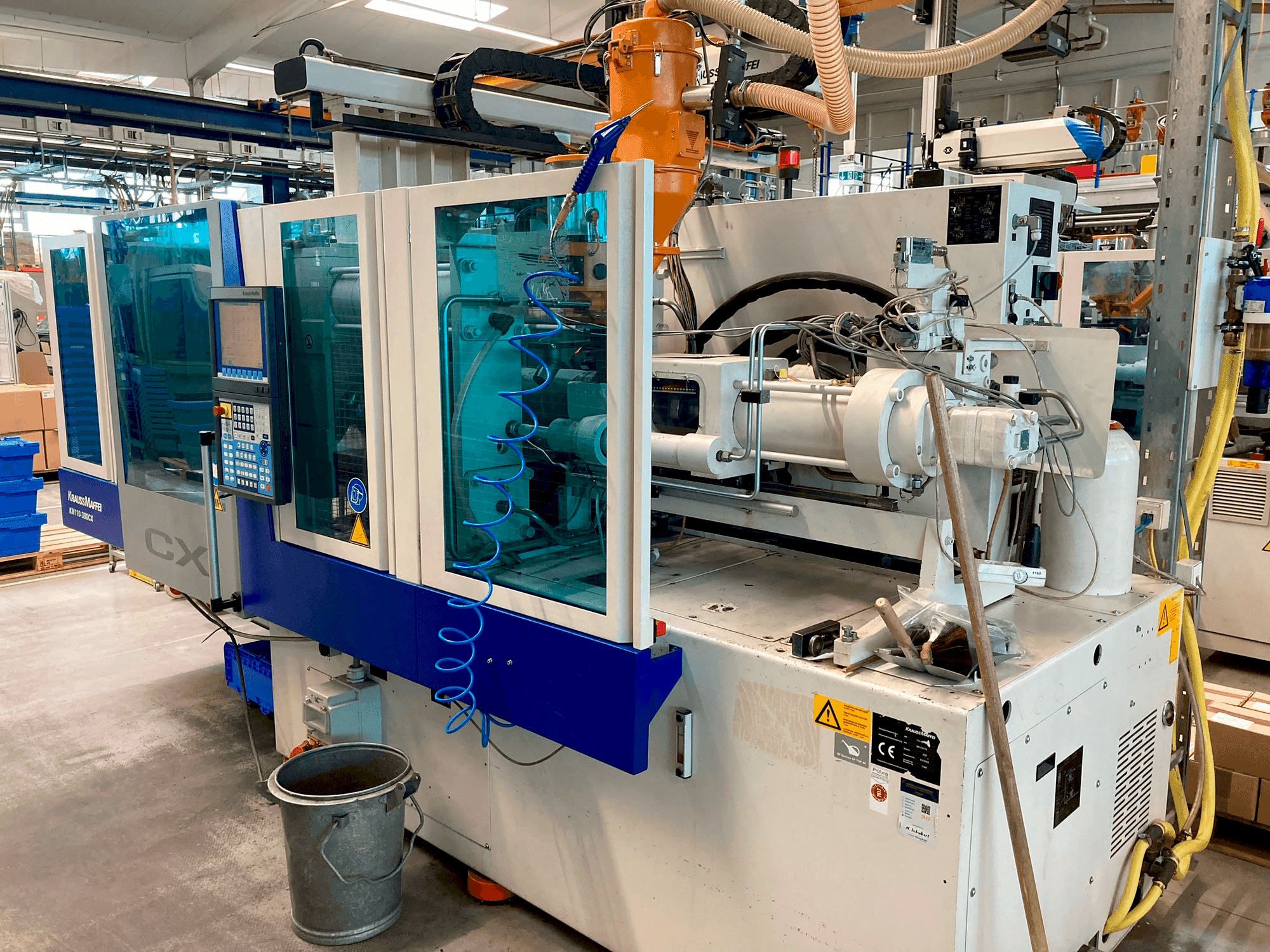 Vista frontal de la máquina Krauss Maffei 110–380 CX