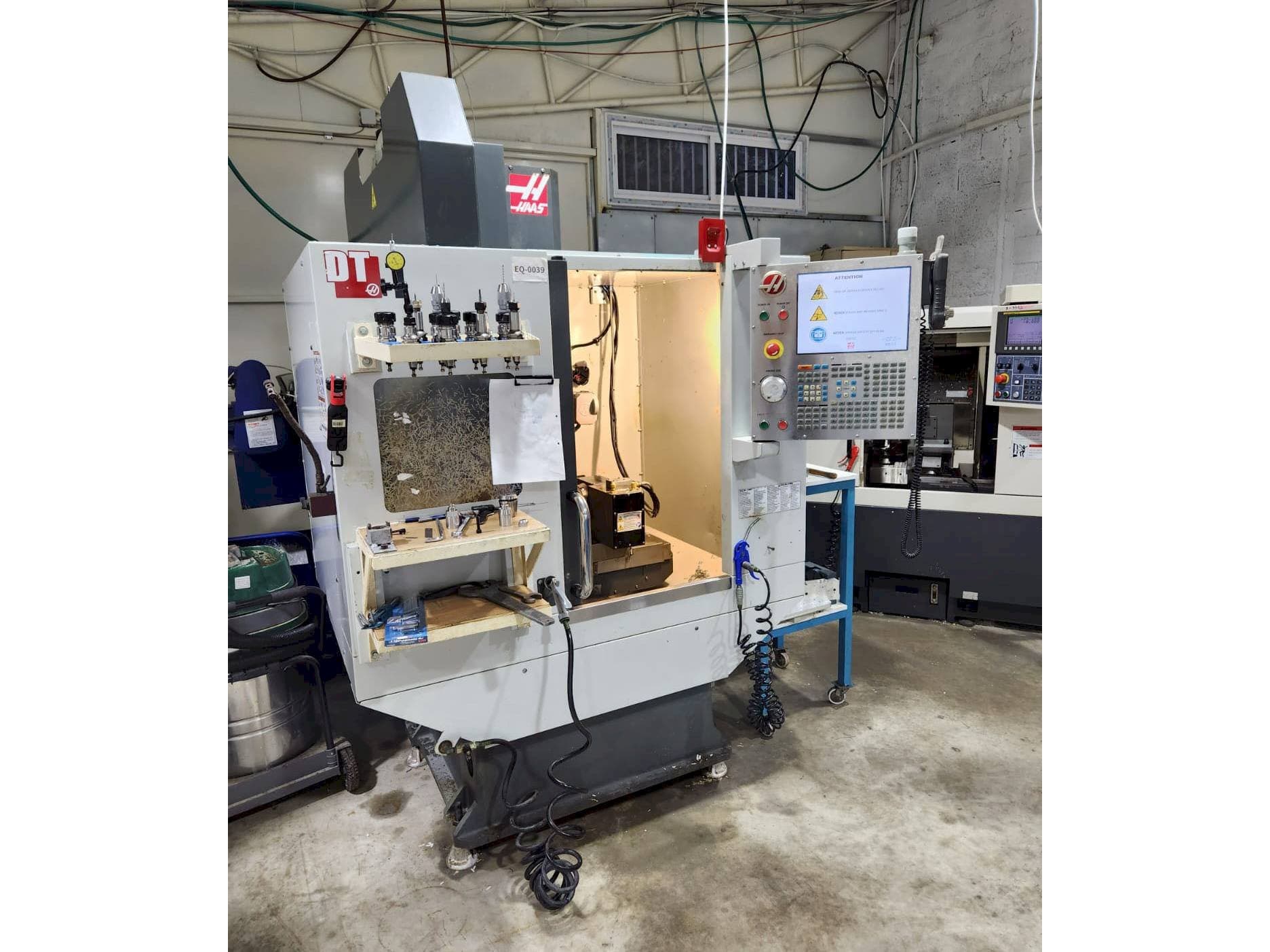 Vista frontal de la máquina HAAS DT-1