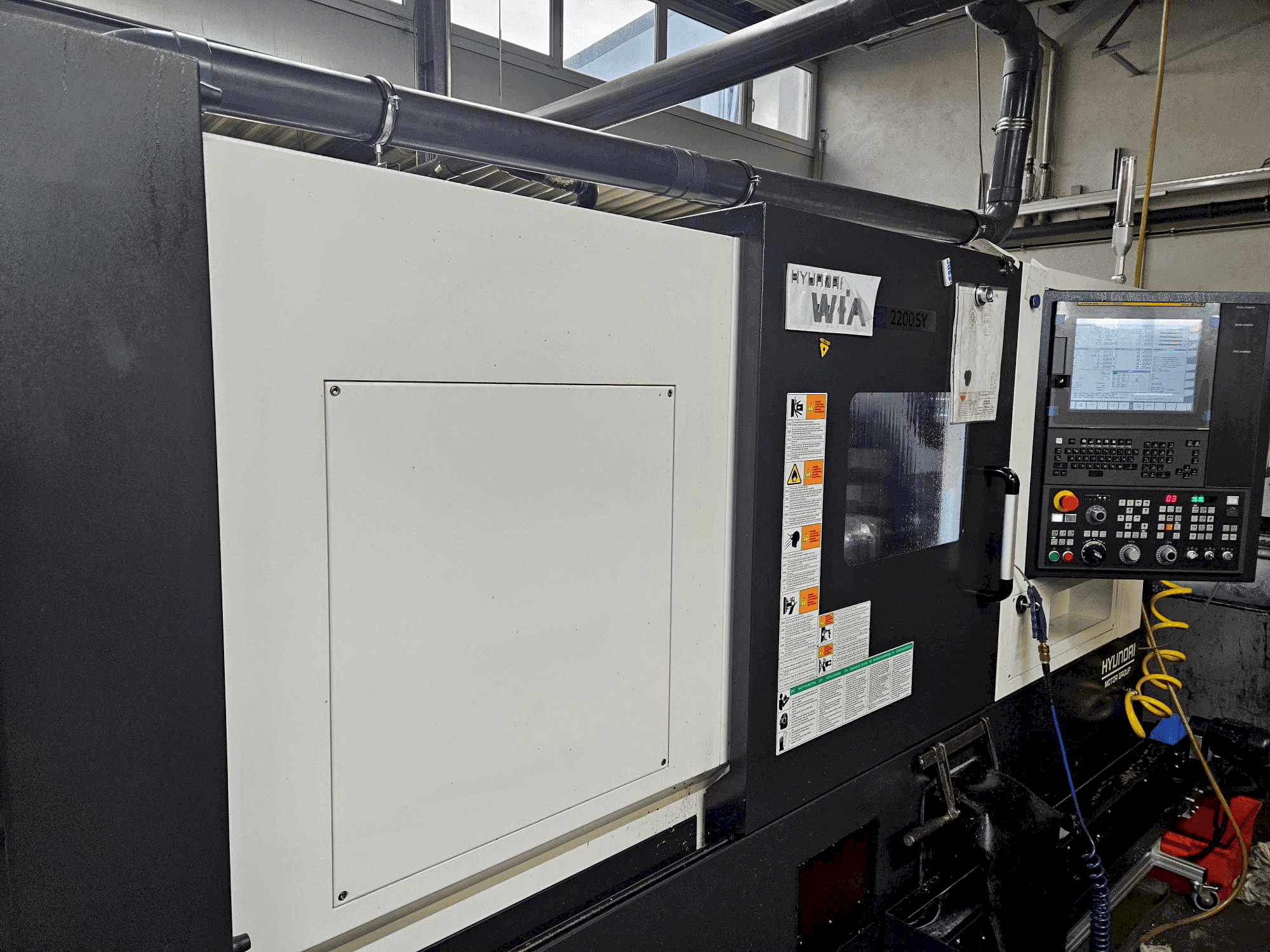 Vista frontal de la máquina Hyundai HD2200SY